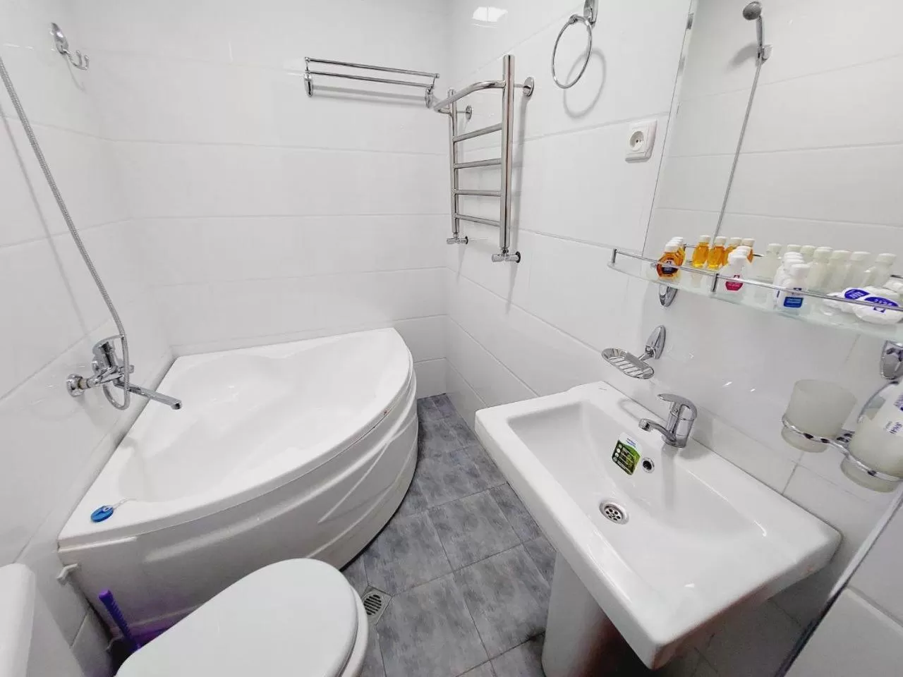 Bathroom in Samarabonu Hotel