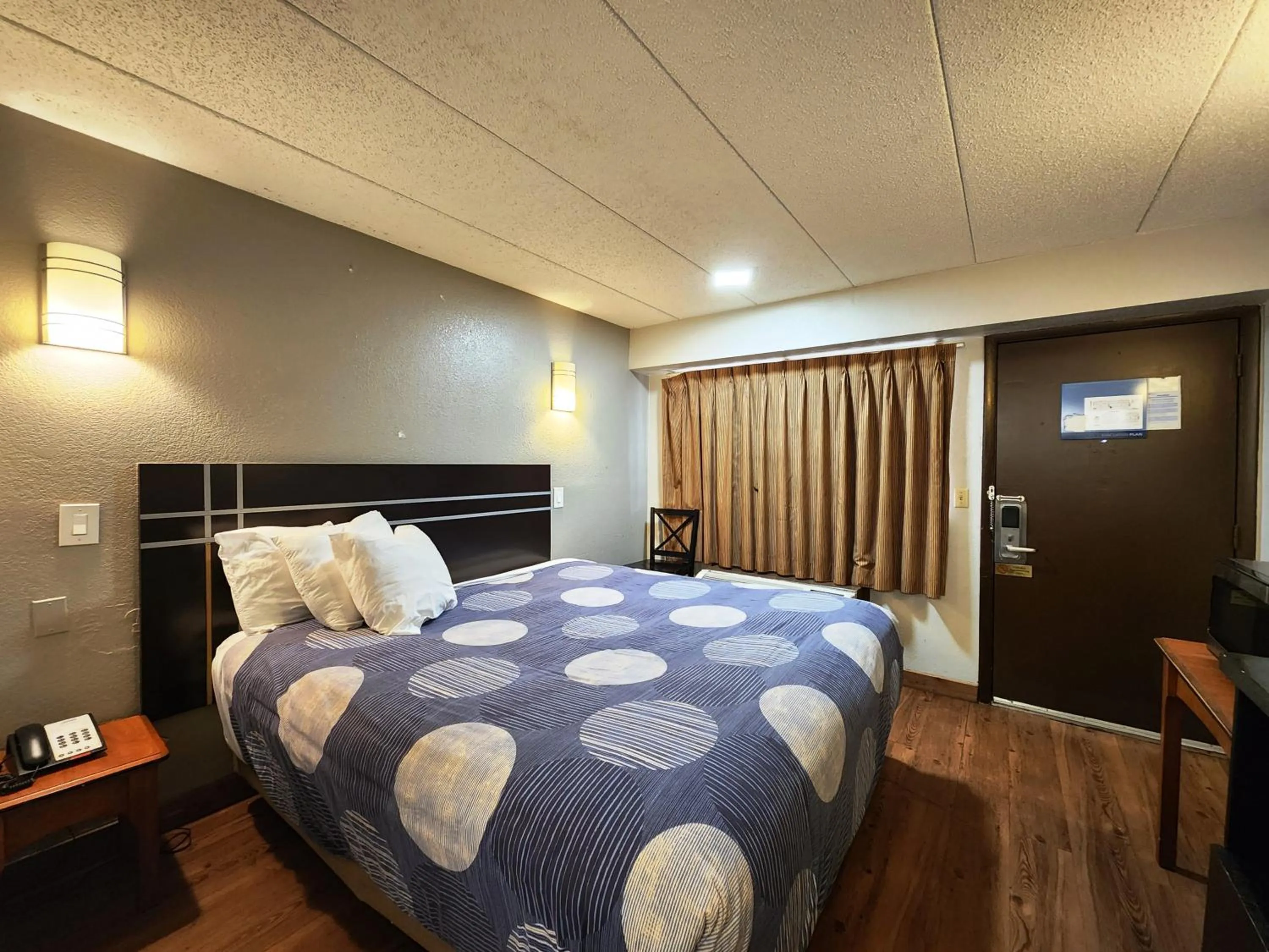 Bed in Americas Best Value Inn and Suites Little Rock