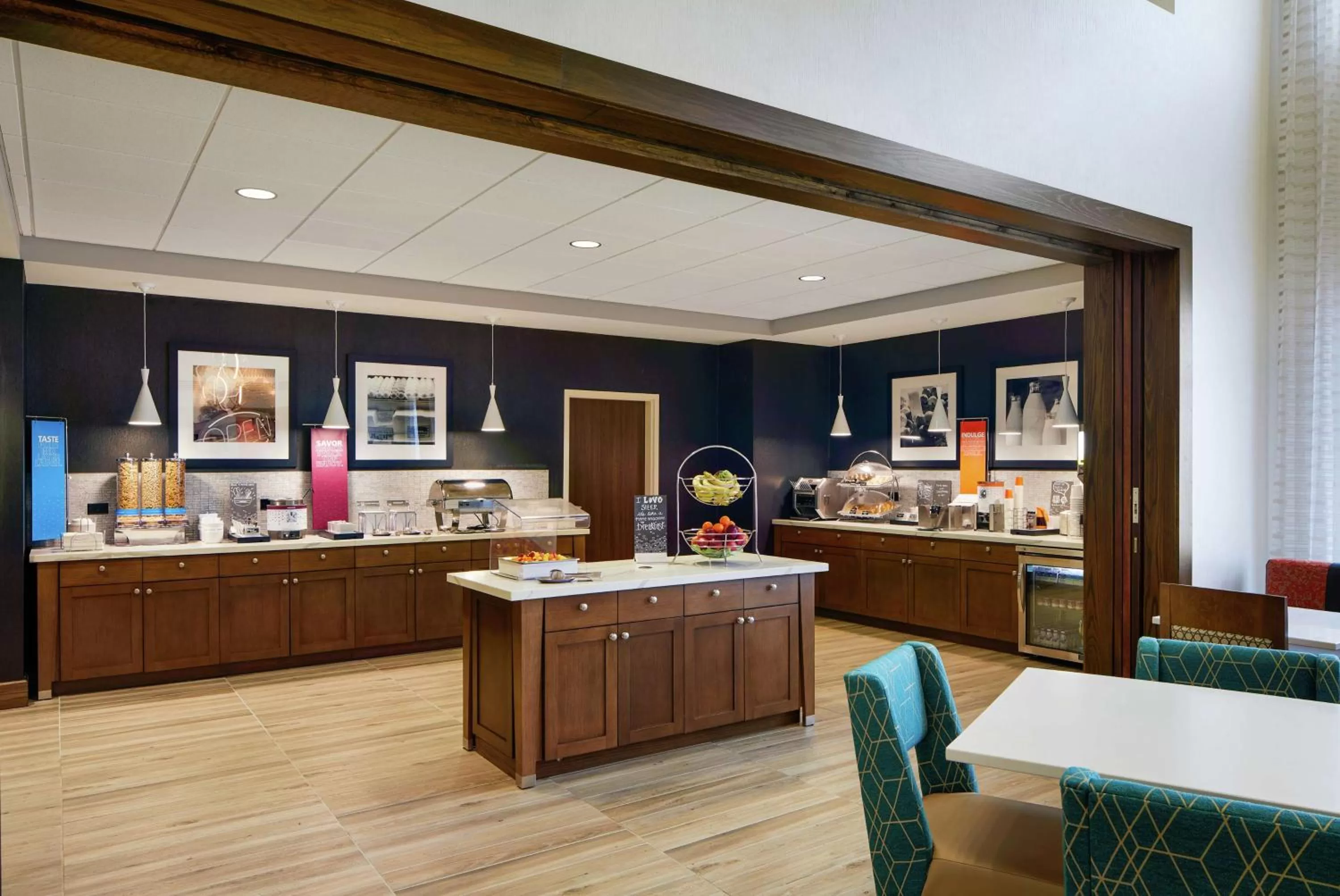 Breakfast in Hampton Inn & Suites Chicago/Waukegan