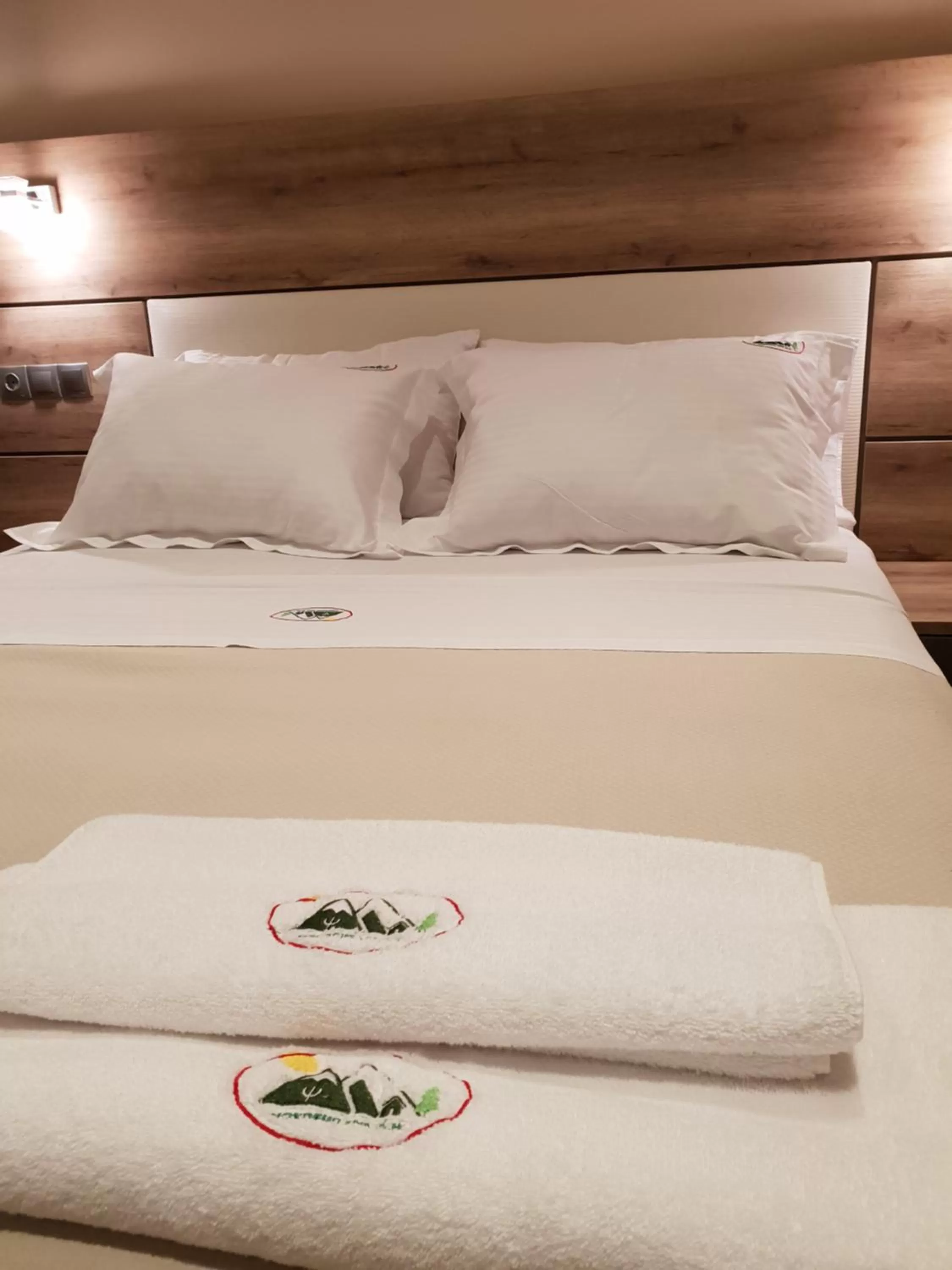 Photo of the whole room, Bed in Mondeus Inn Luxury