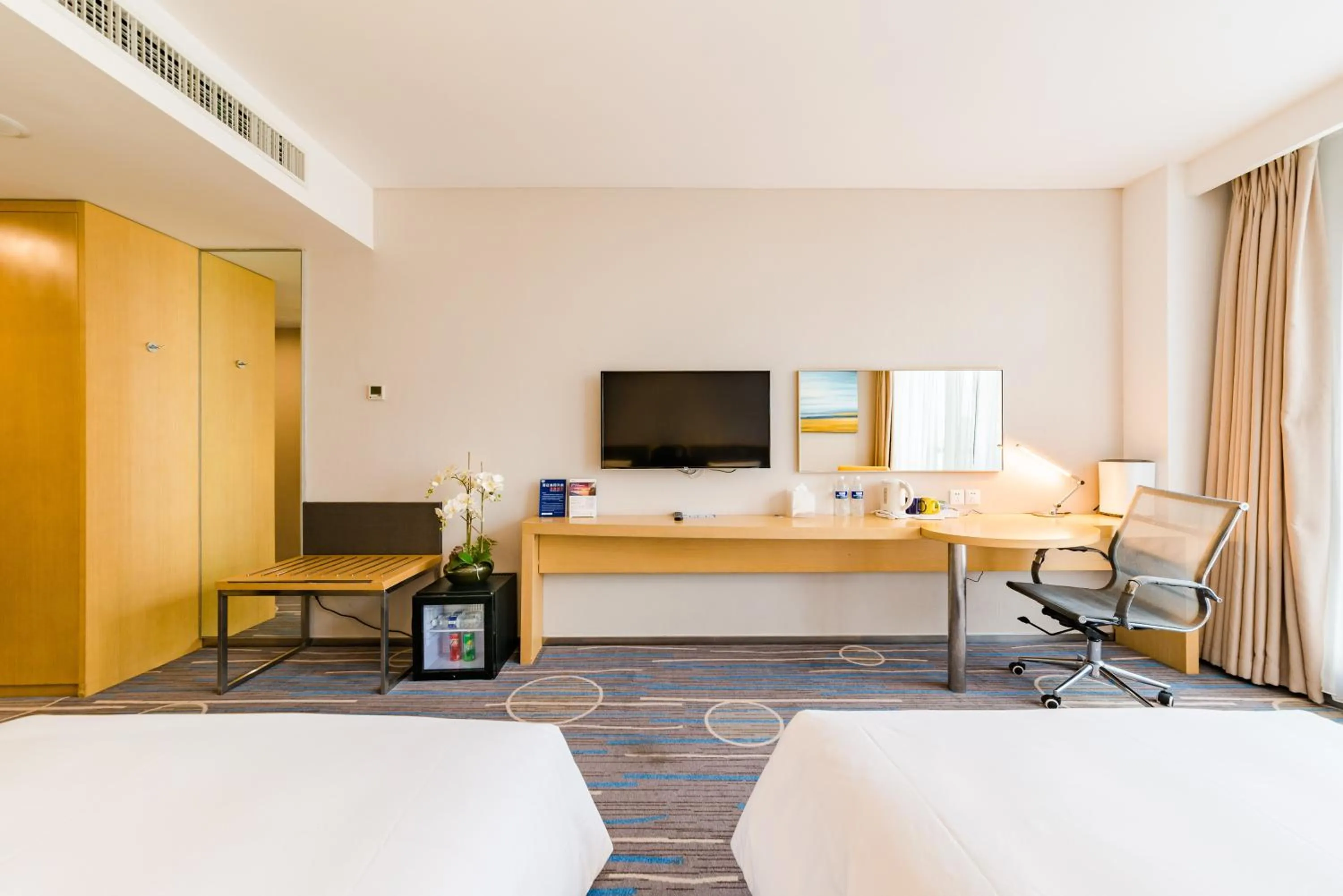 Photo of the whole room, Bed in Holiday Inn Express Shijiazhuang Heping by IHG