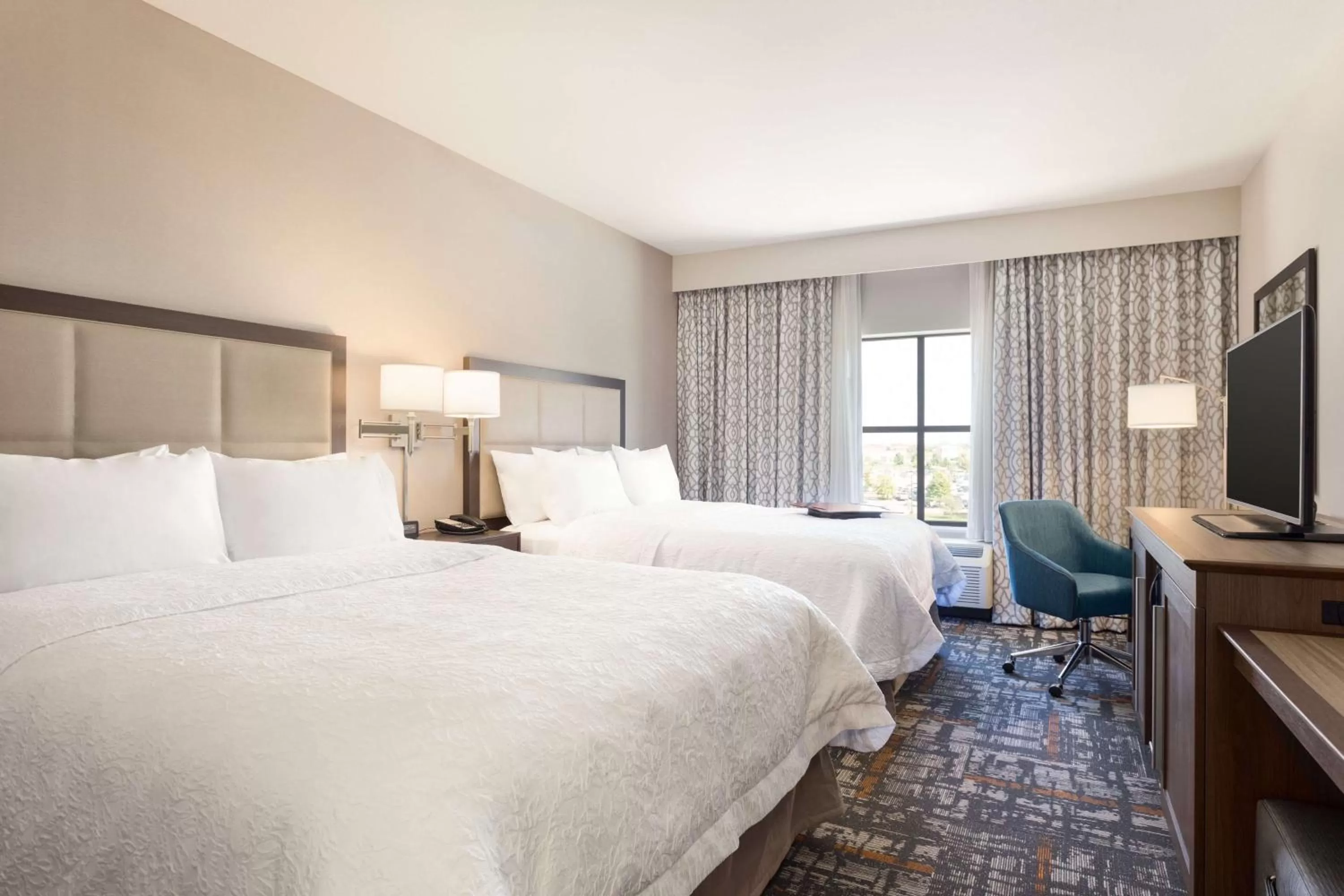 Bedroom, Bed in Hampton Inn & Suites West Des Moines Mill Civic