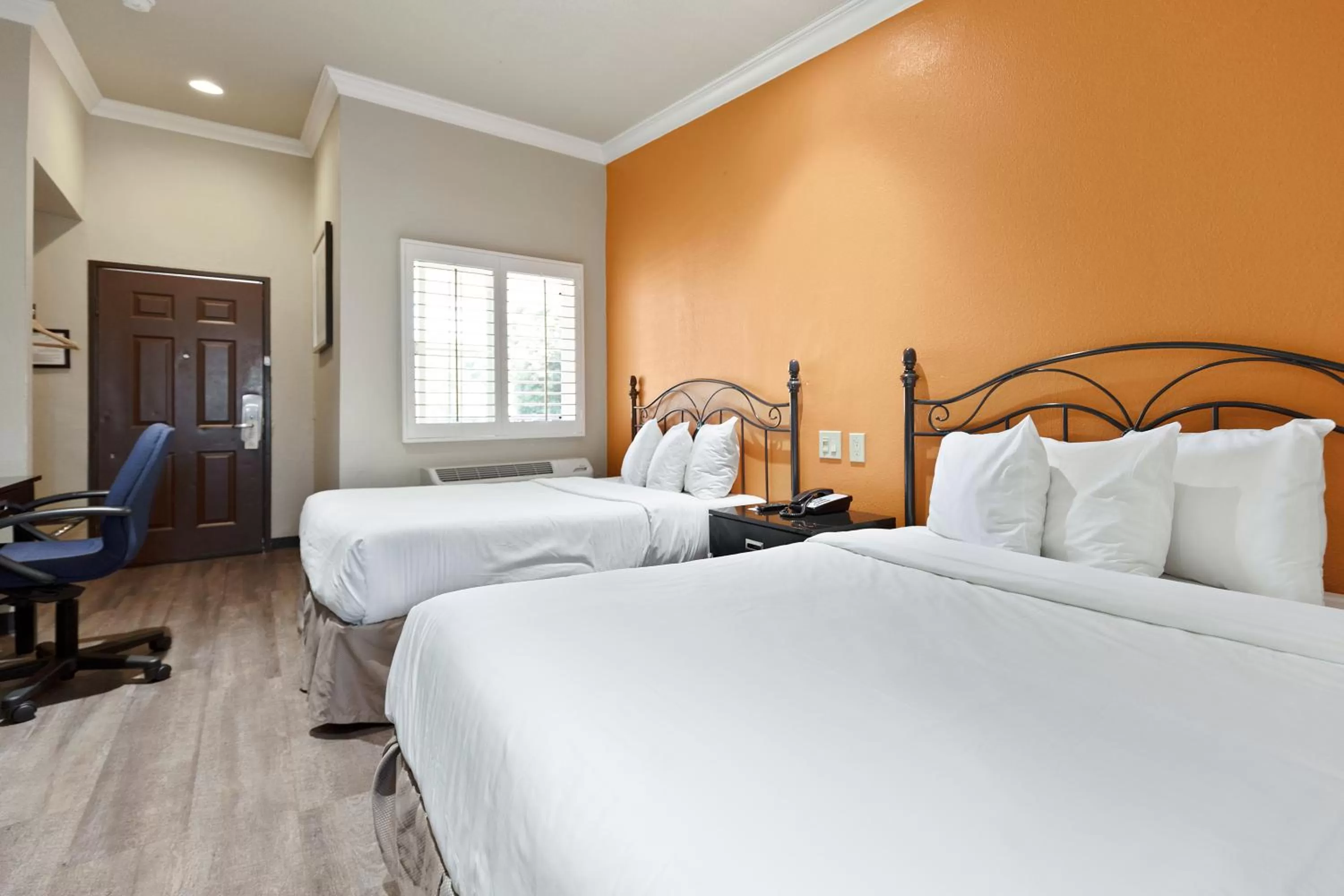 Bed in Le Blanc Inn & Suites