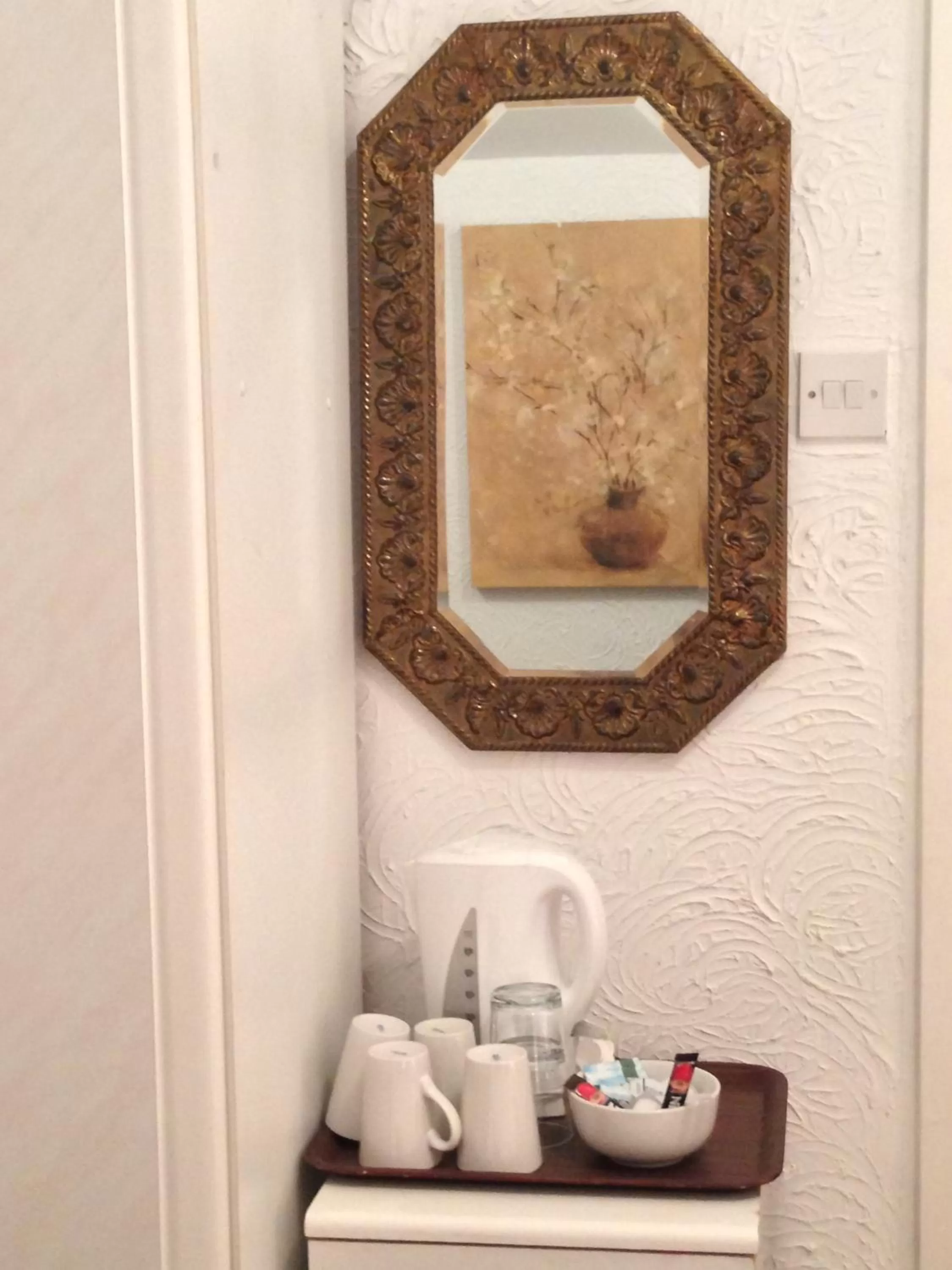 Coffee/tea facilities in Wilsons Hotel - Blackpool Tower View