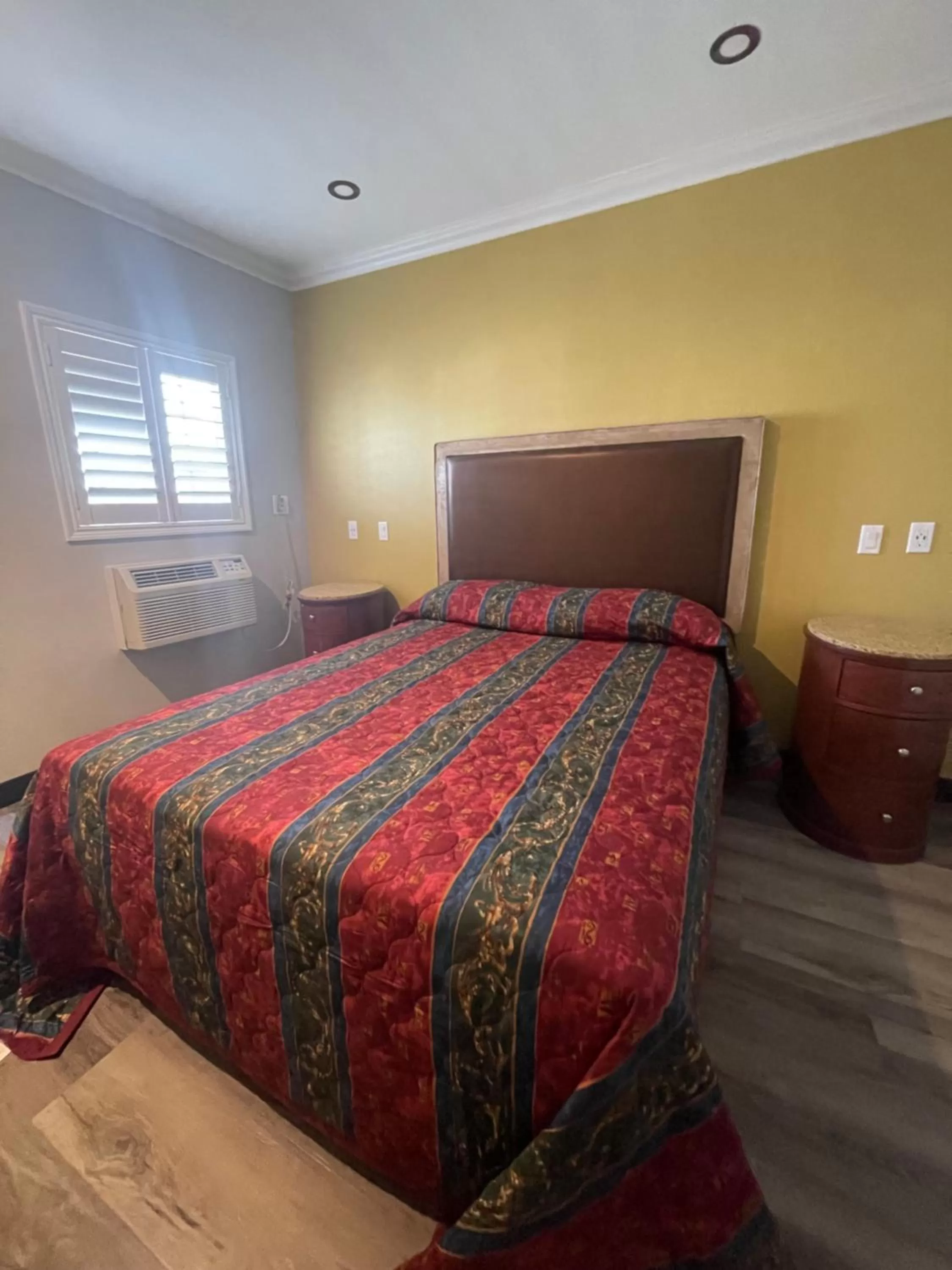 Photo of the whole room, Bed in Stadium Inn & Spas