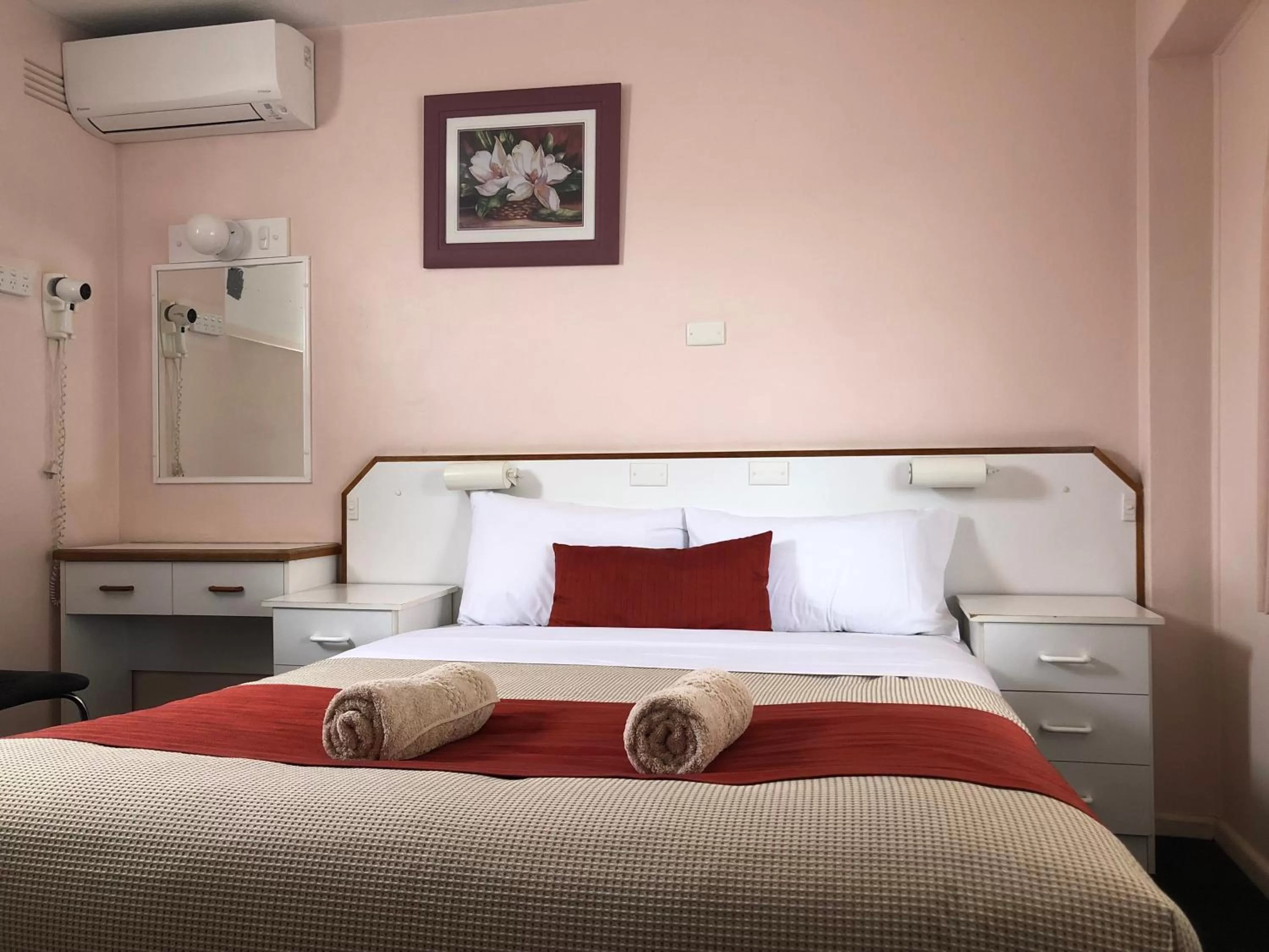 Bed in Bradman Motor Inn