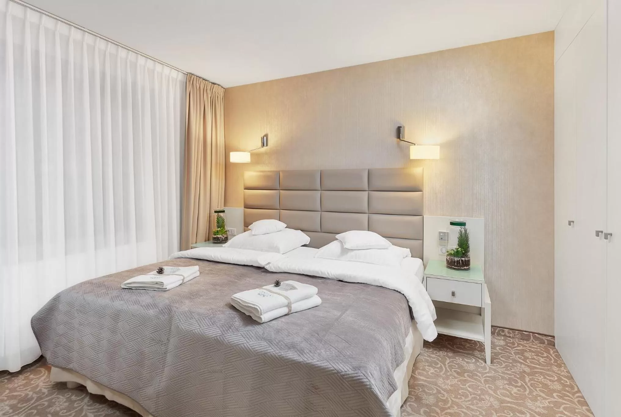 Photo of the whole room, Bed in Columna Medica