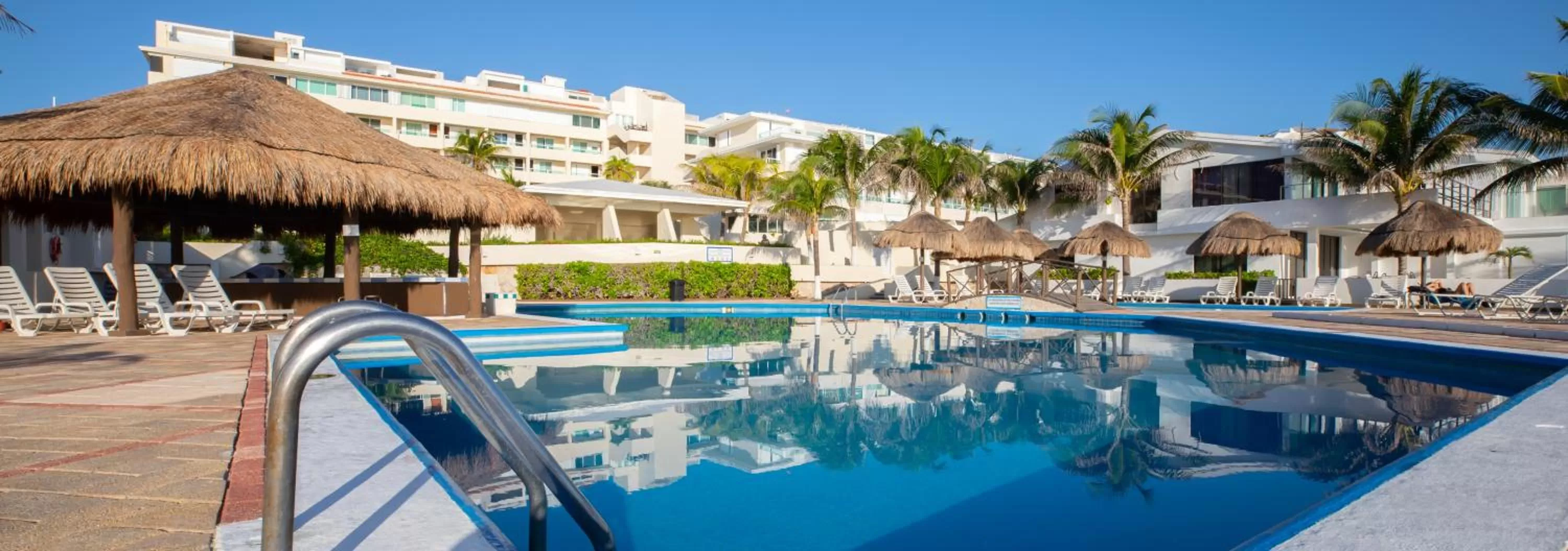 Property building, Swimming Pool in Beachfront Penthouses by LivIN Cancun