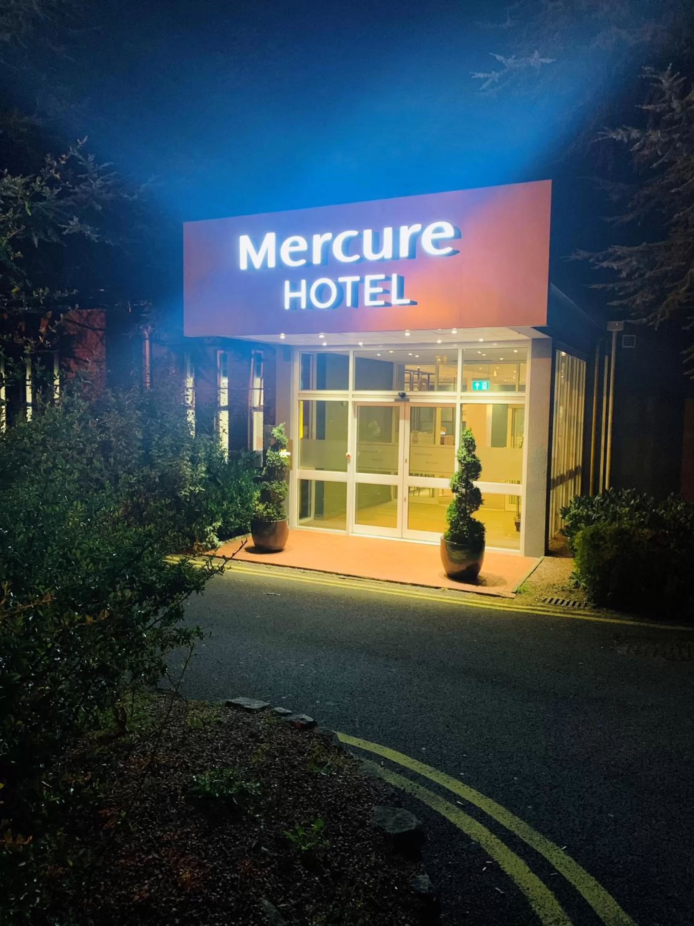 Facade/entrance in Mercure Cardiff North Hotel