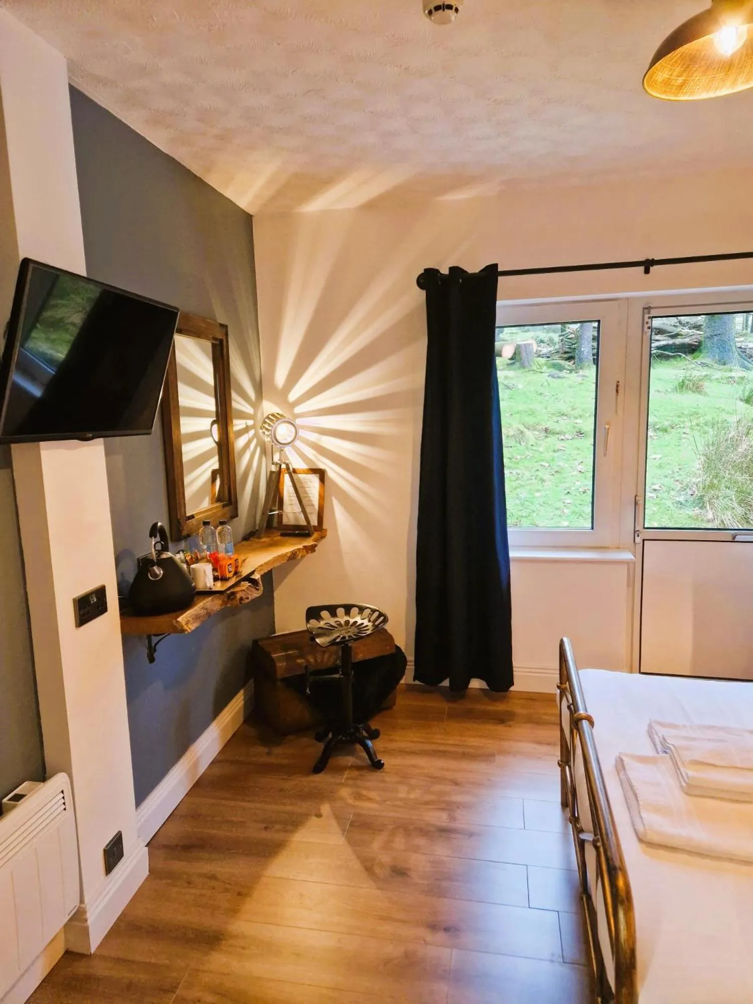 TV and multimedia, Bed in Wheal Tor Hotel & Glamping