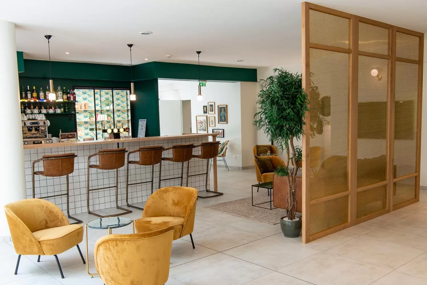 Lounge or bar in Best Western Hotel du Lac Dunkerque- Restaurant ouvert 7/7 midi et soir