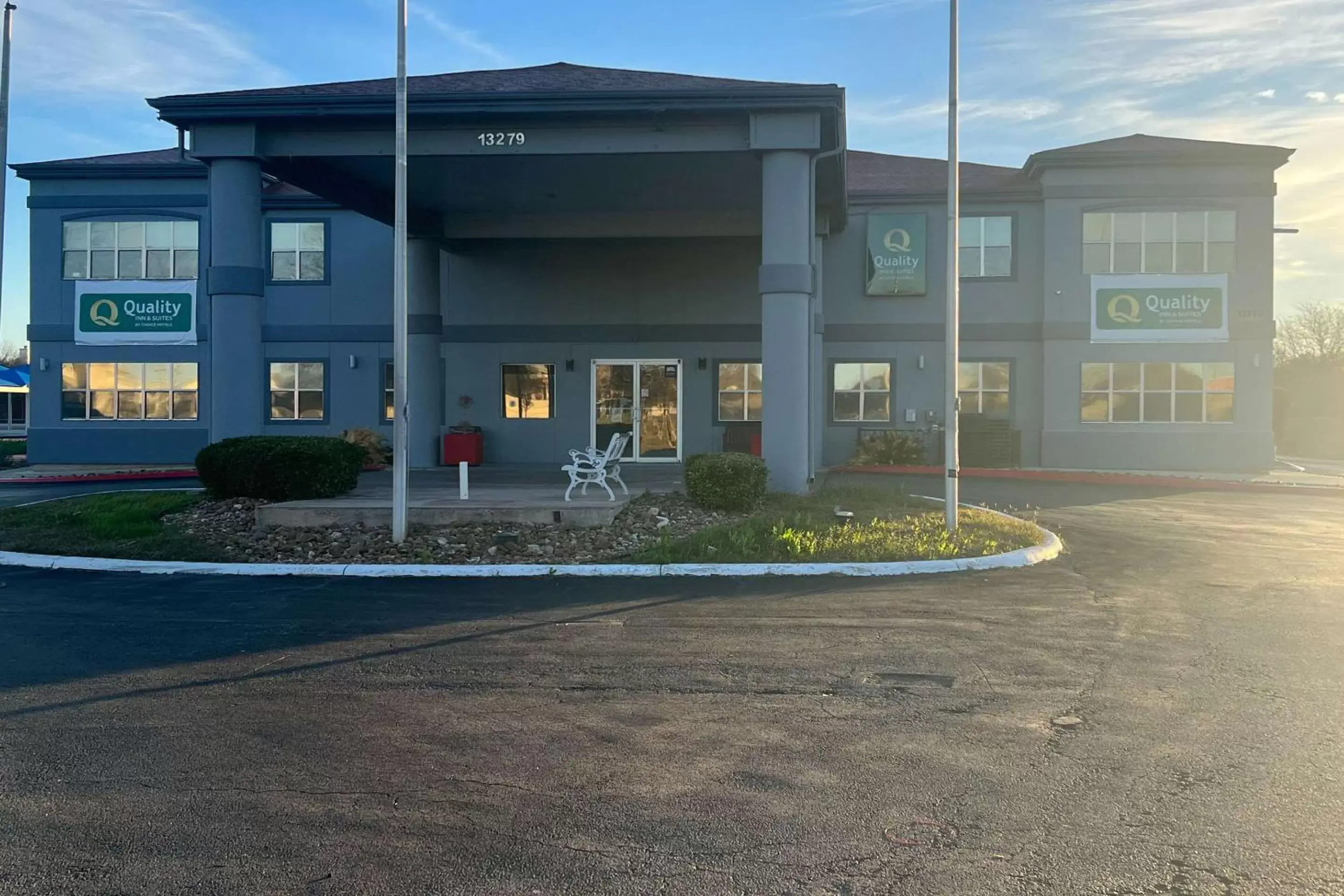 Quality Inn & Suites I-10 near Fiesta Texas Quality Inn & Suites I-10 near Fiesta Texas