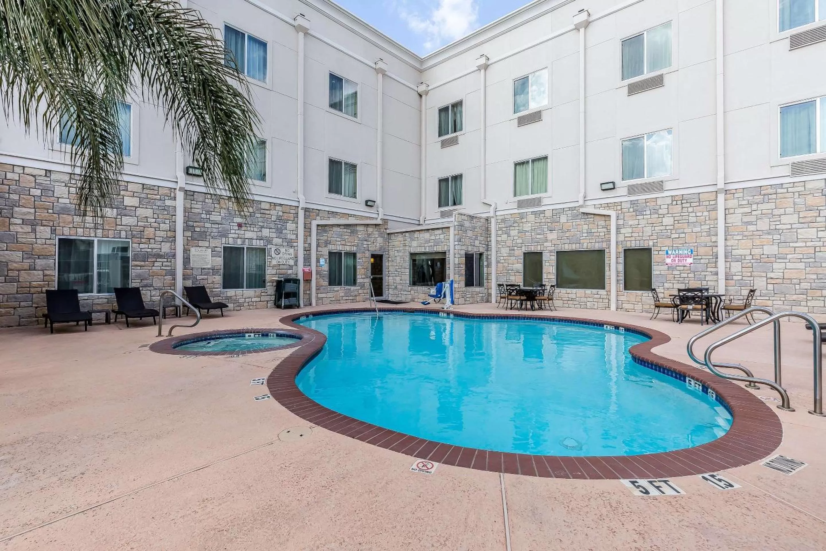 On site, Swimming Pool in Comfort Suites Houston IAH Airport - Beltway 8