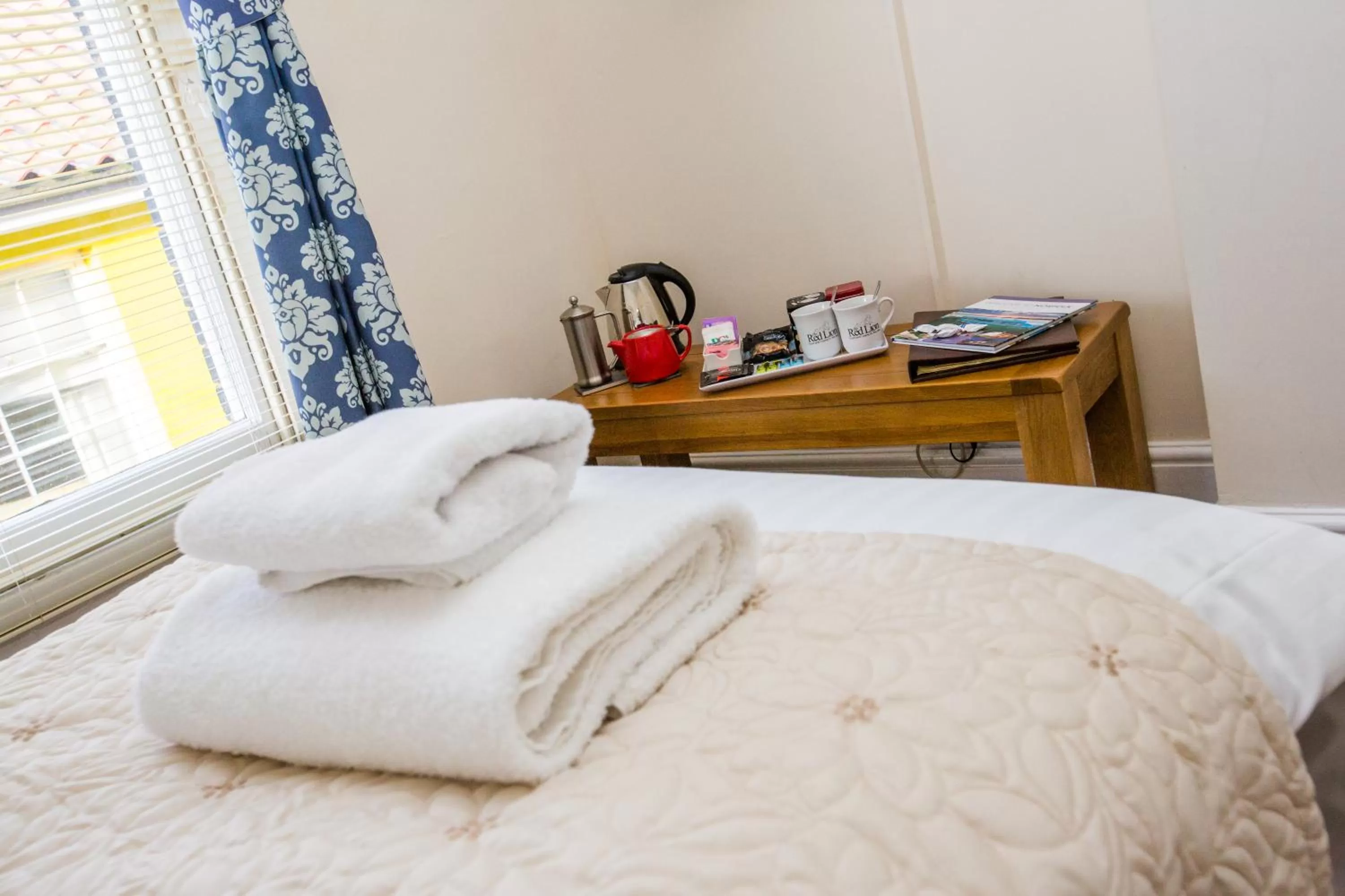 Coffee/tea facilities, Bed in The Red Lion Hotel