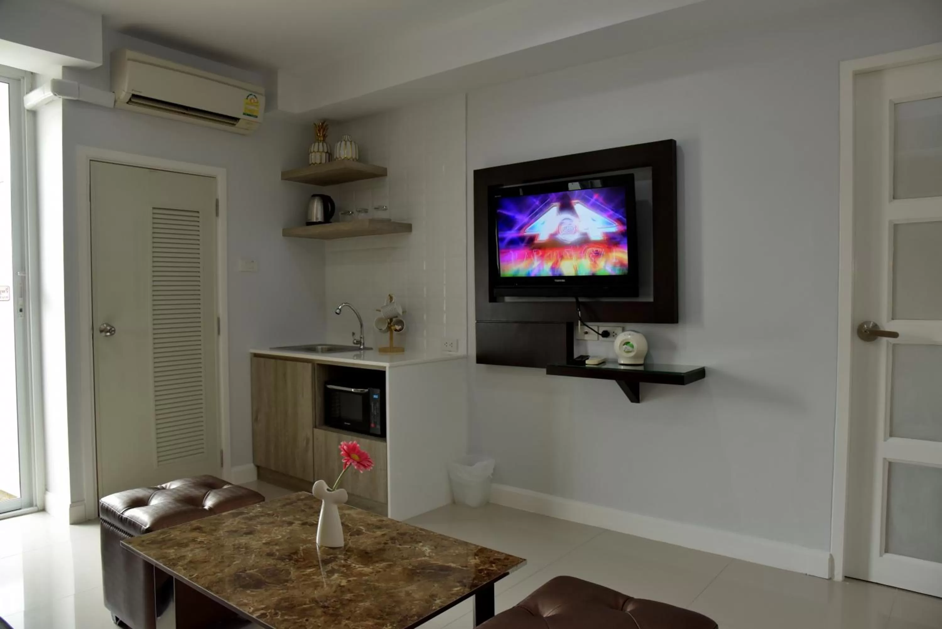 TV and multimedia, TV/Entertainment Center in BaanHim