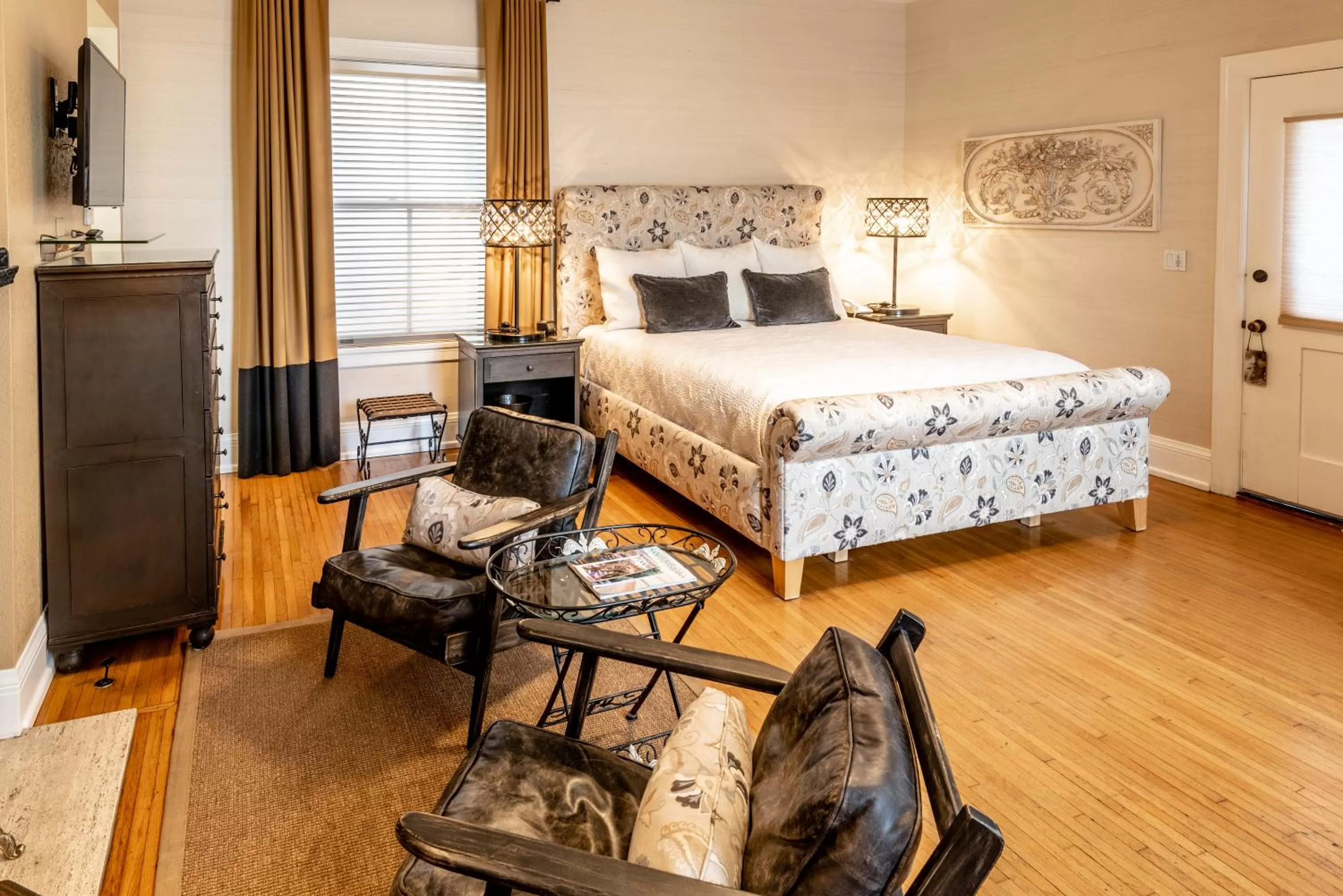 Photo of the whole room, Bed in Harbor House Inn