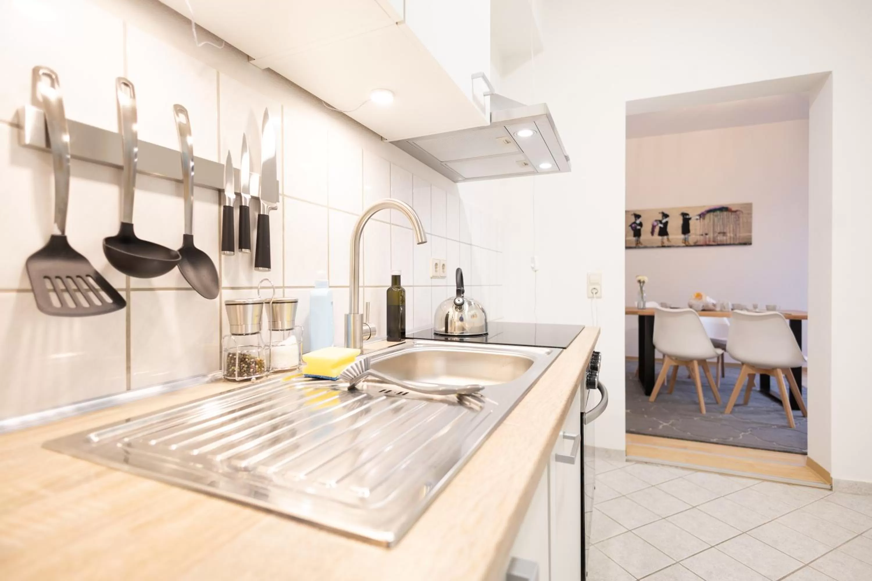 Kitchen or kitchenette in Apartments an der Oper - Innenstadt - Zentral - Küche - Wifi - Powered by Ko-Living