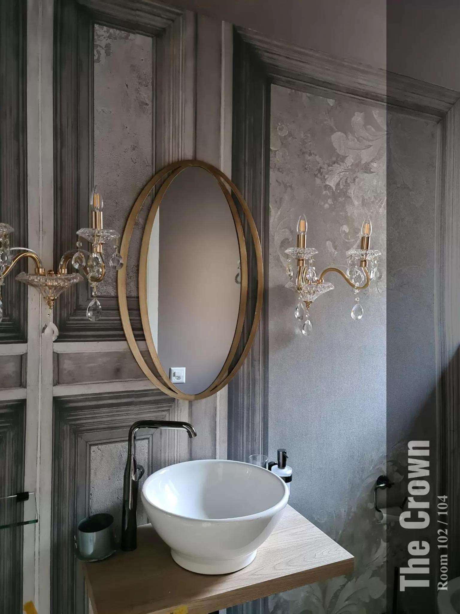 Shower in The Henry Self Check-In Guesthouse