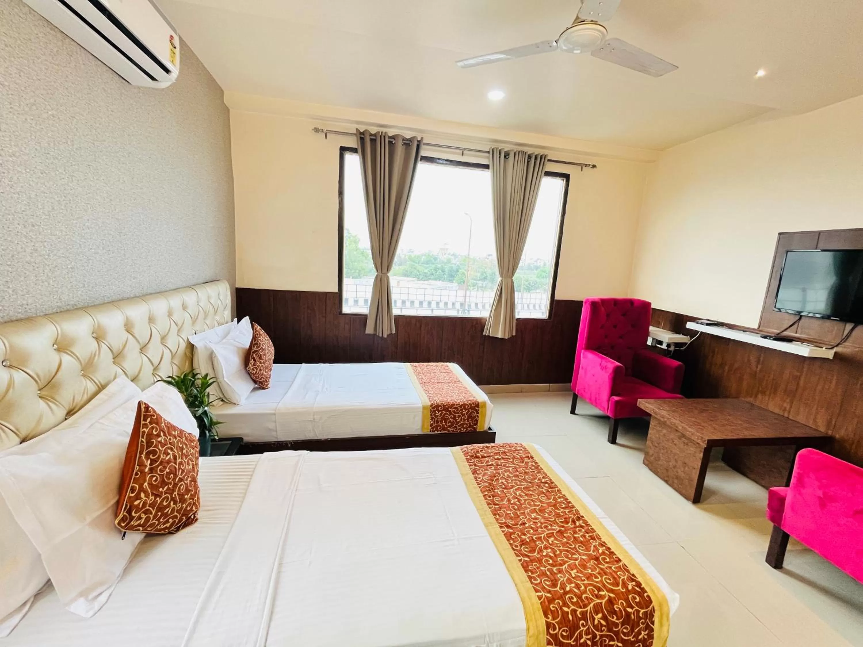 Bed in Hotel The Leaf - Gomti Nagar Lucknow