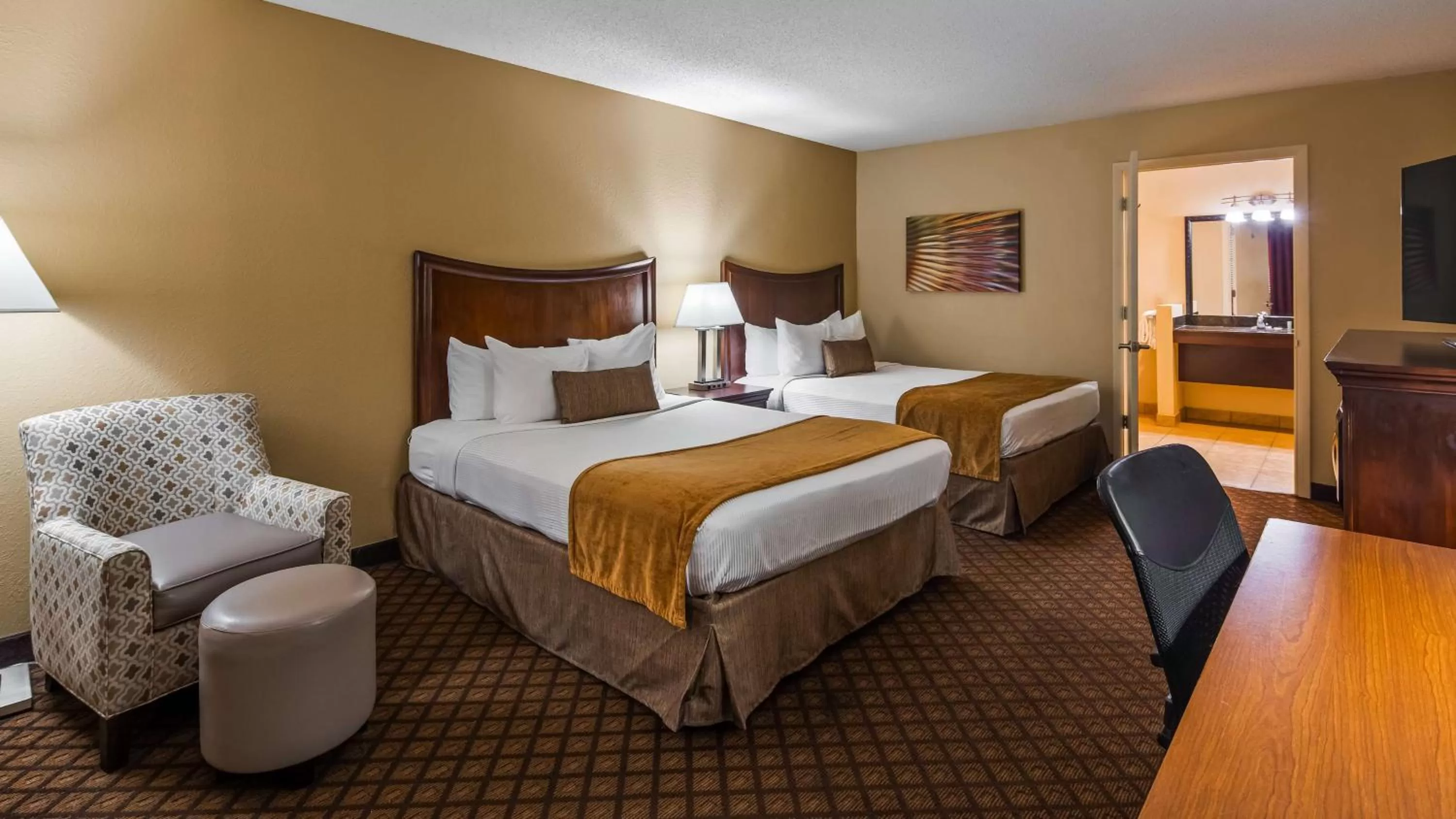 Queen Room with Two Queen Beds with Roll-In Shower in Best Western Coach House