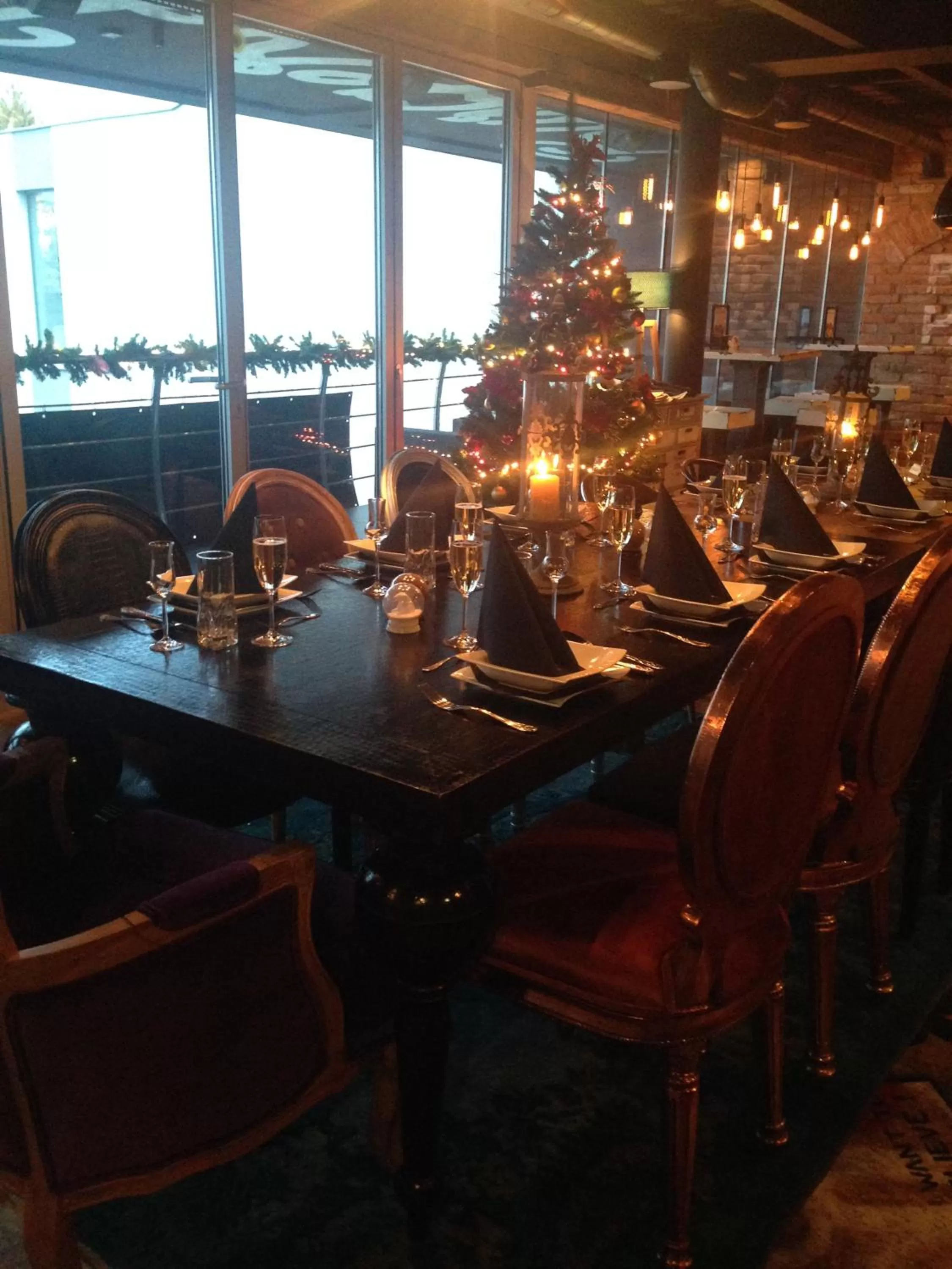 Restaurant/places to eat in Hotel Alexander's