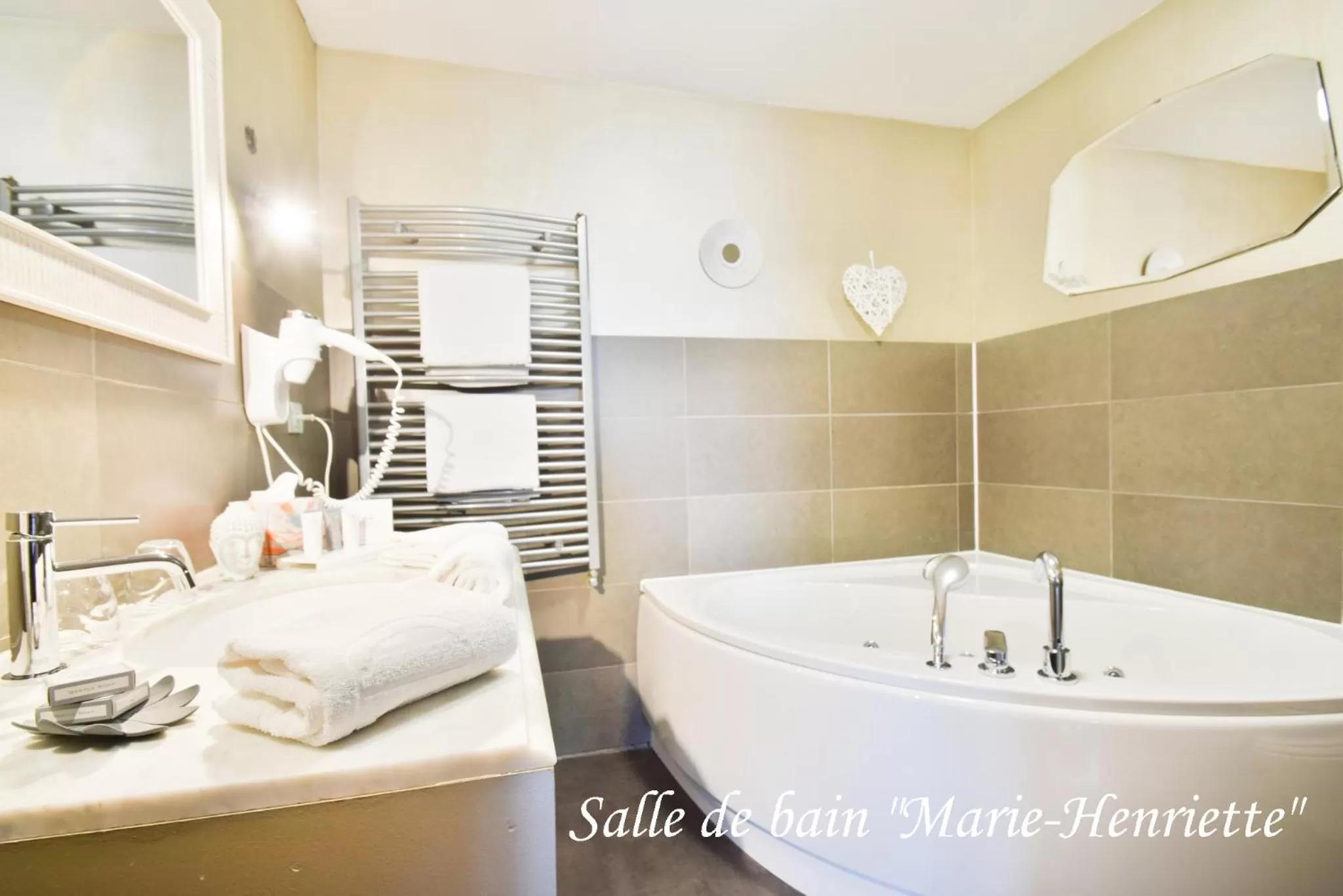 Bathroom in Hôtel l'Ecrin d'Ô