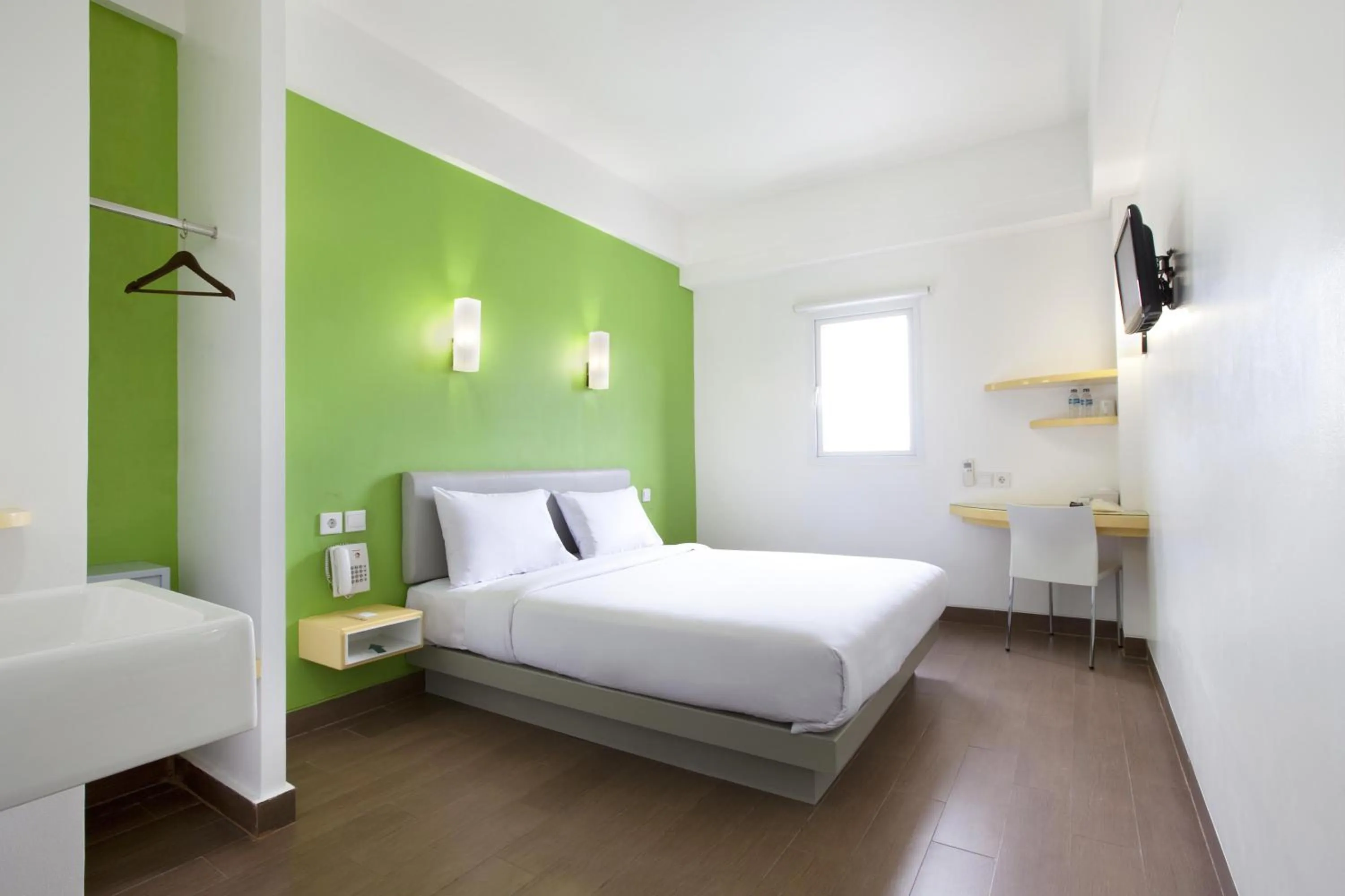 Photo of the whole room, Bed in Amaris Hotel Bandara Soekarno Hatta