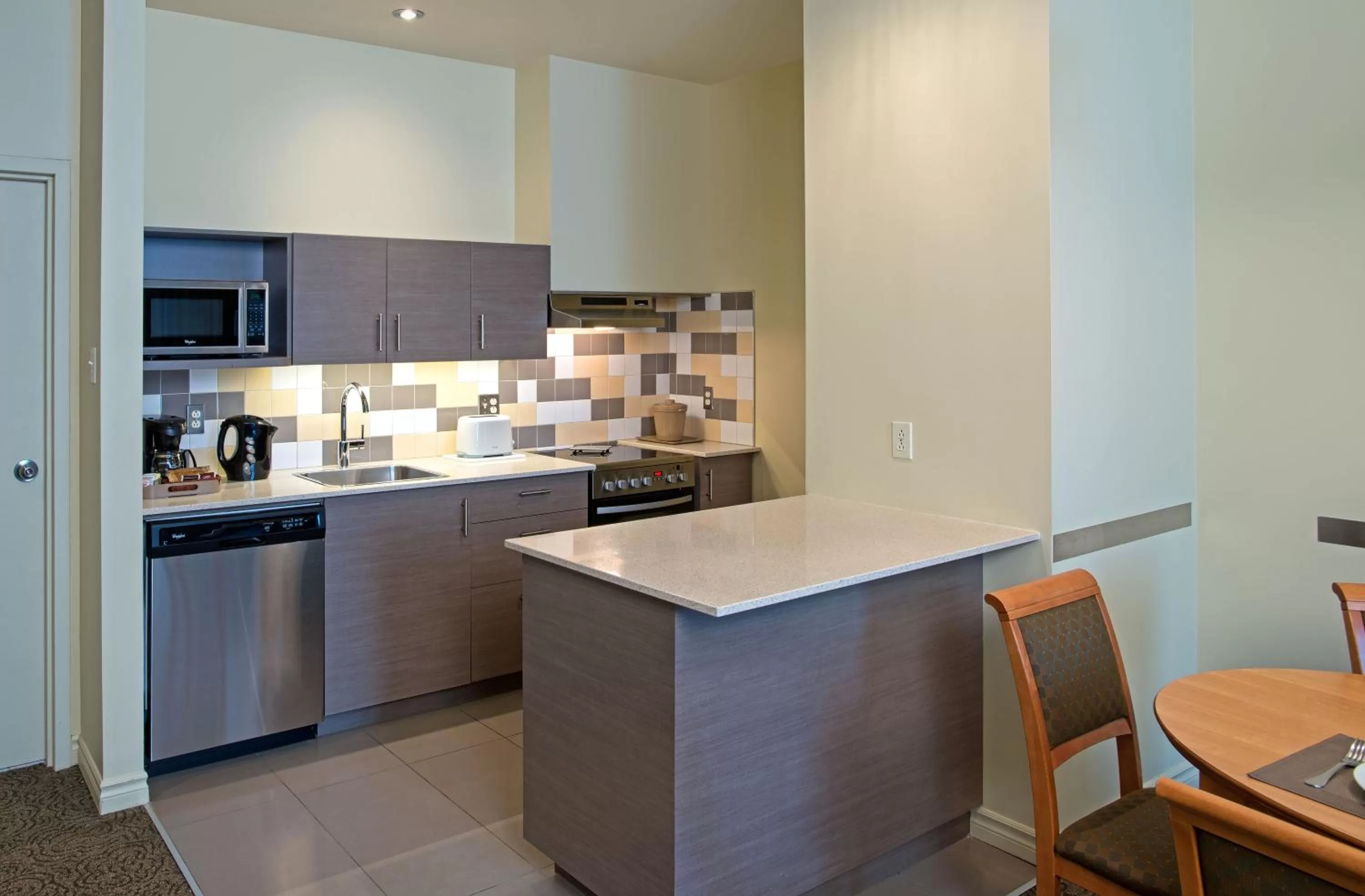 Kitchen or kitchenette in Le Square Phillips Hôtel & Suites