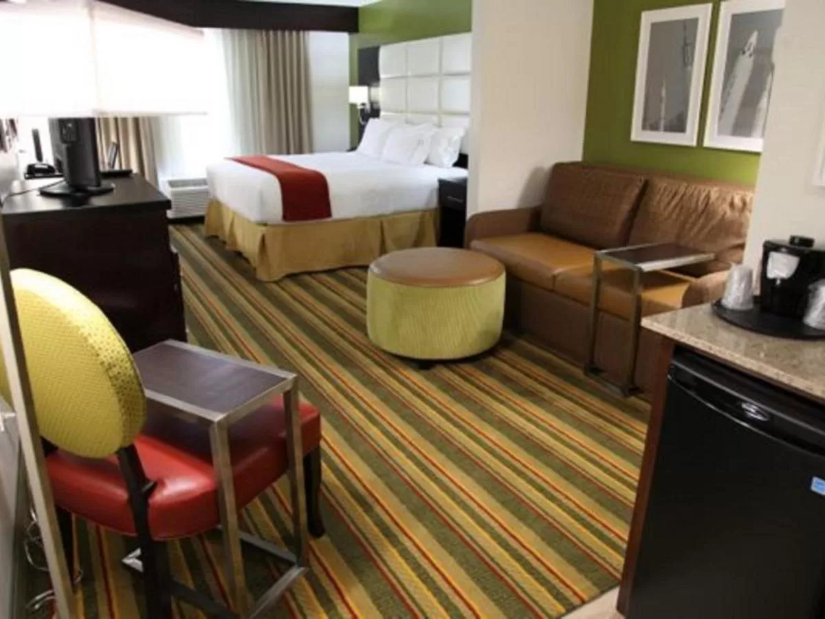 Holiday Inn Express & Suites - Huntsville Airport by IHG