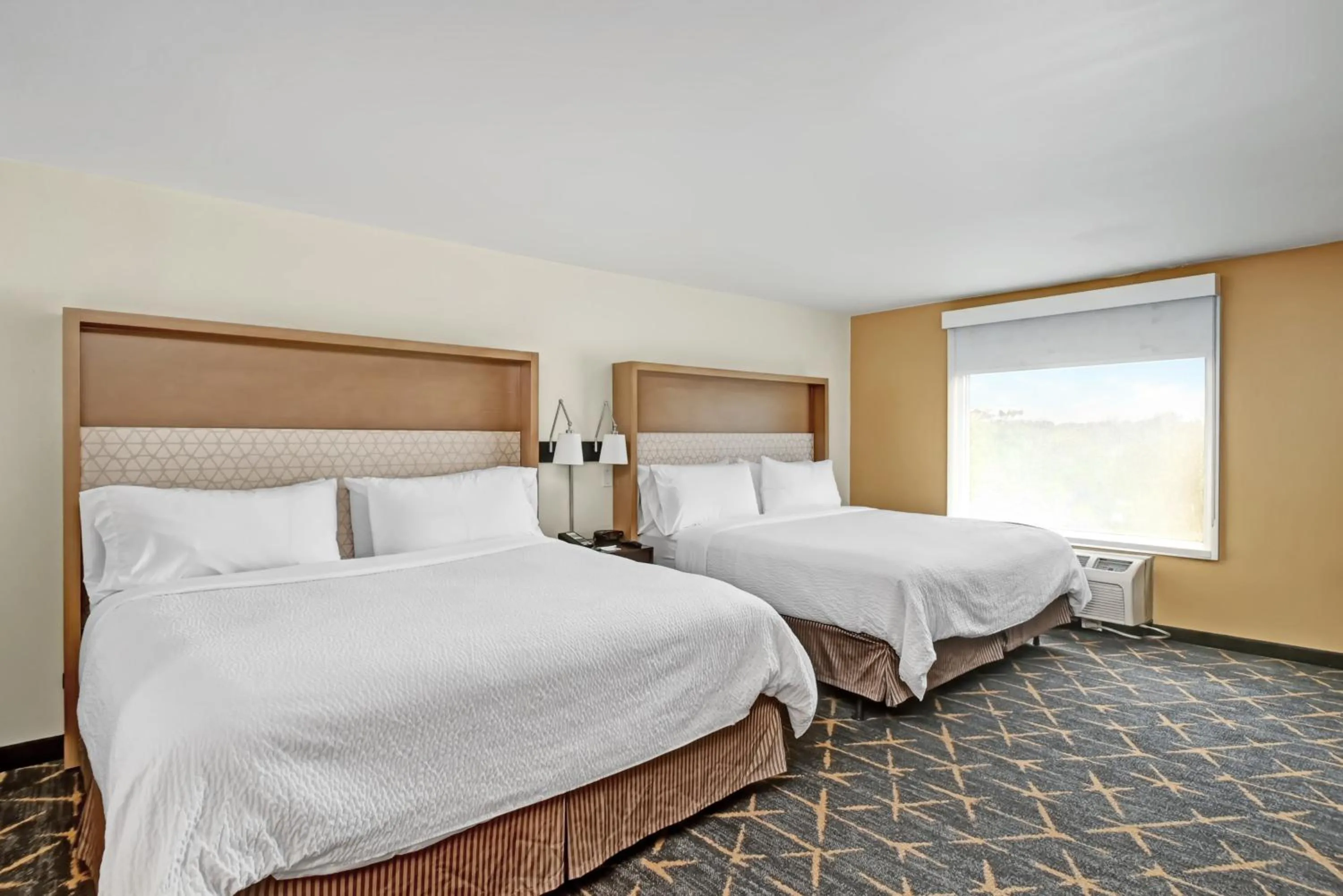 Photo of the whole room, Bed in Holiday Inn - Piscataway - Somerset by IHG