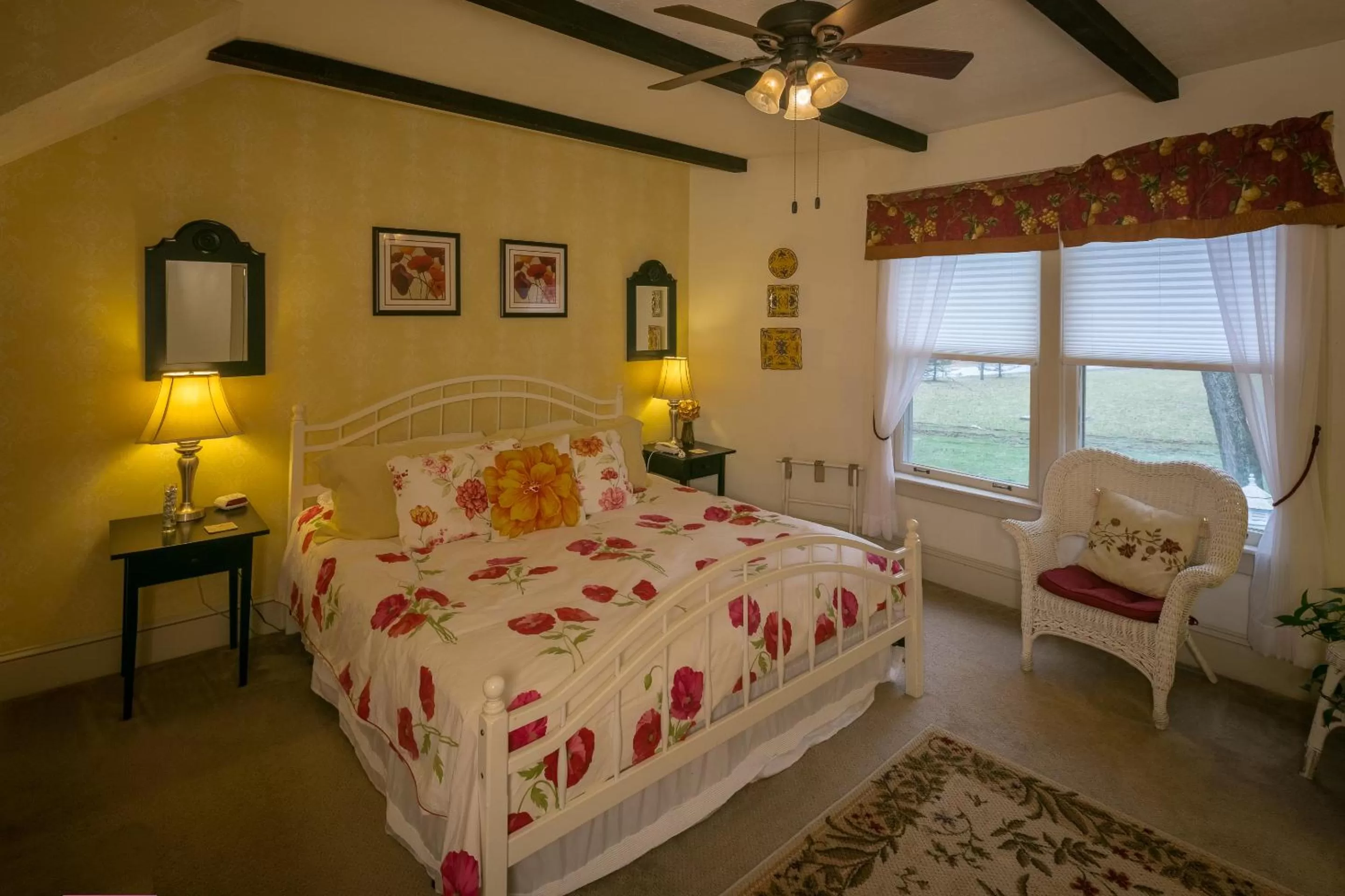 Bed in Taylor House Inn