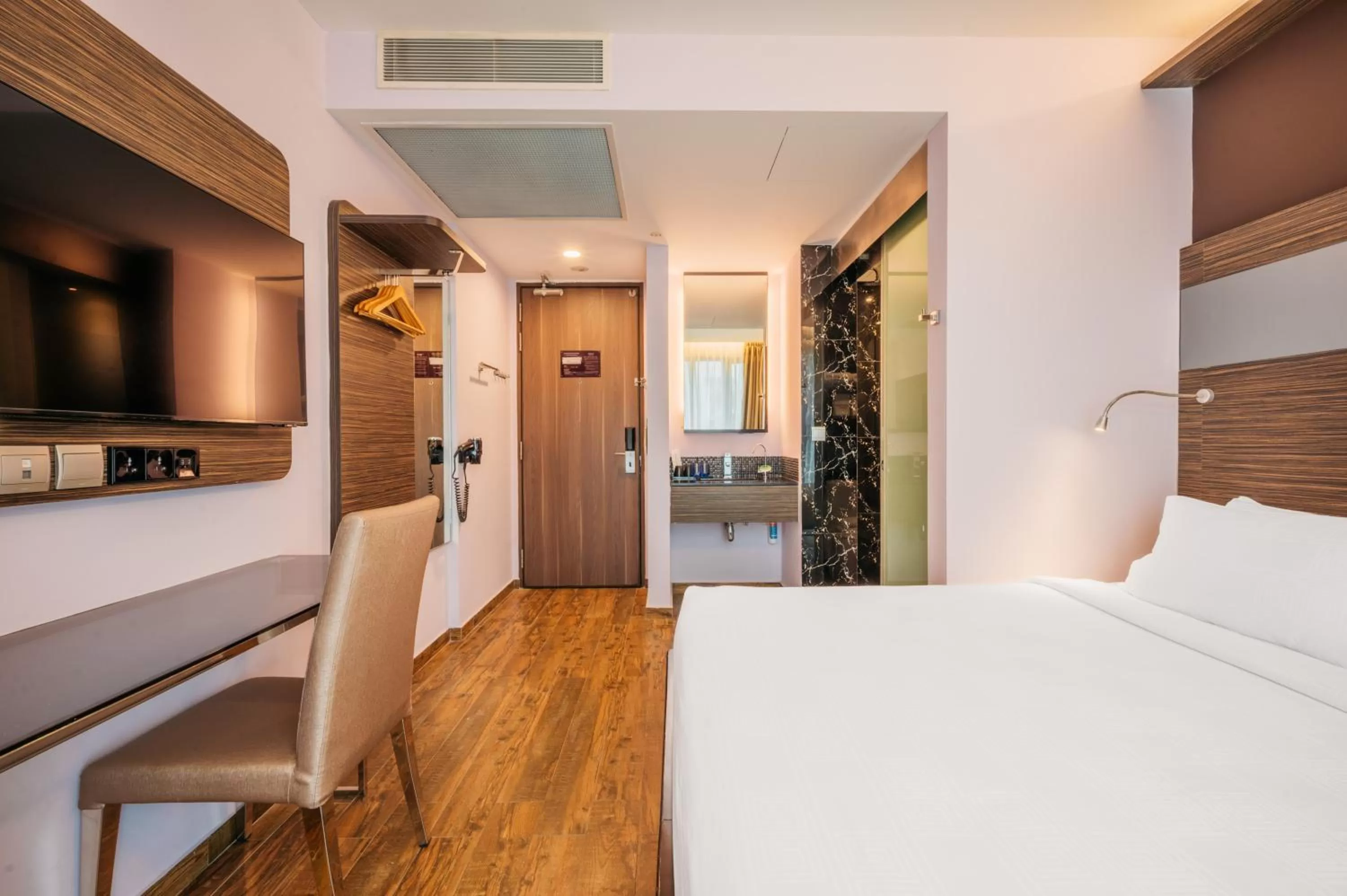 Photo of the whole room, Bed in Mercure Singapore Tyrwhitt