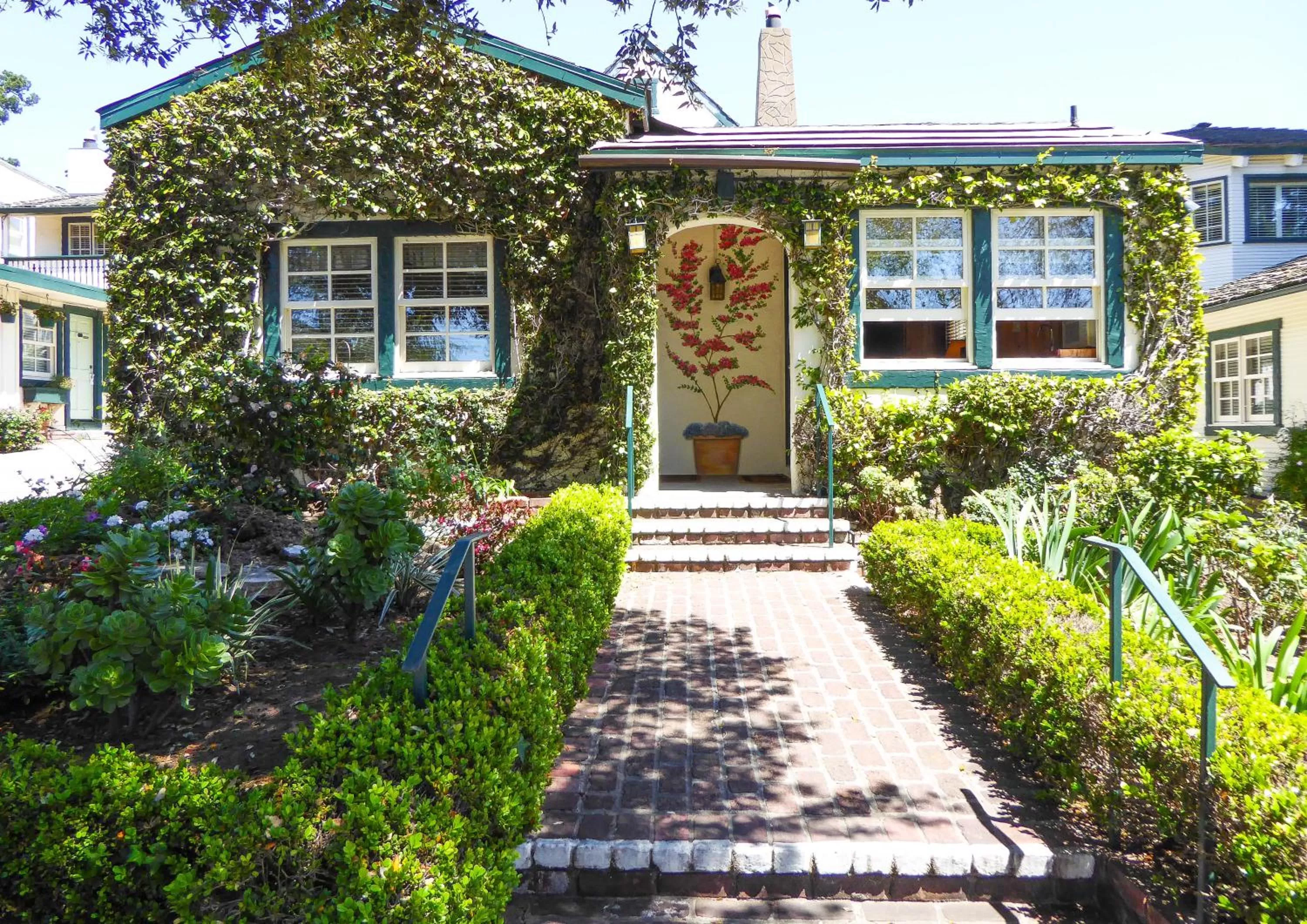 Facade/entrance, Patio/Outdoor Area in Briarwood Inn