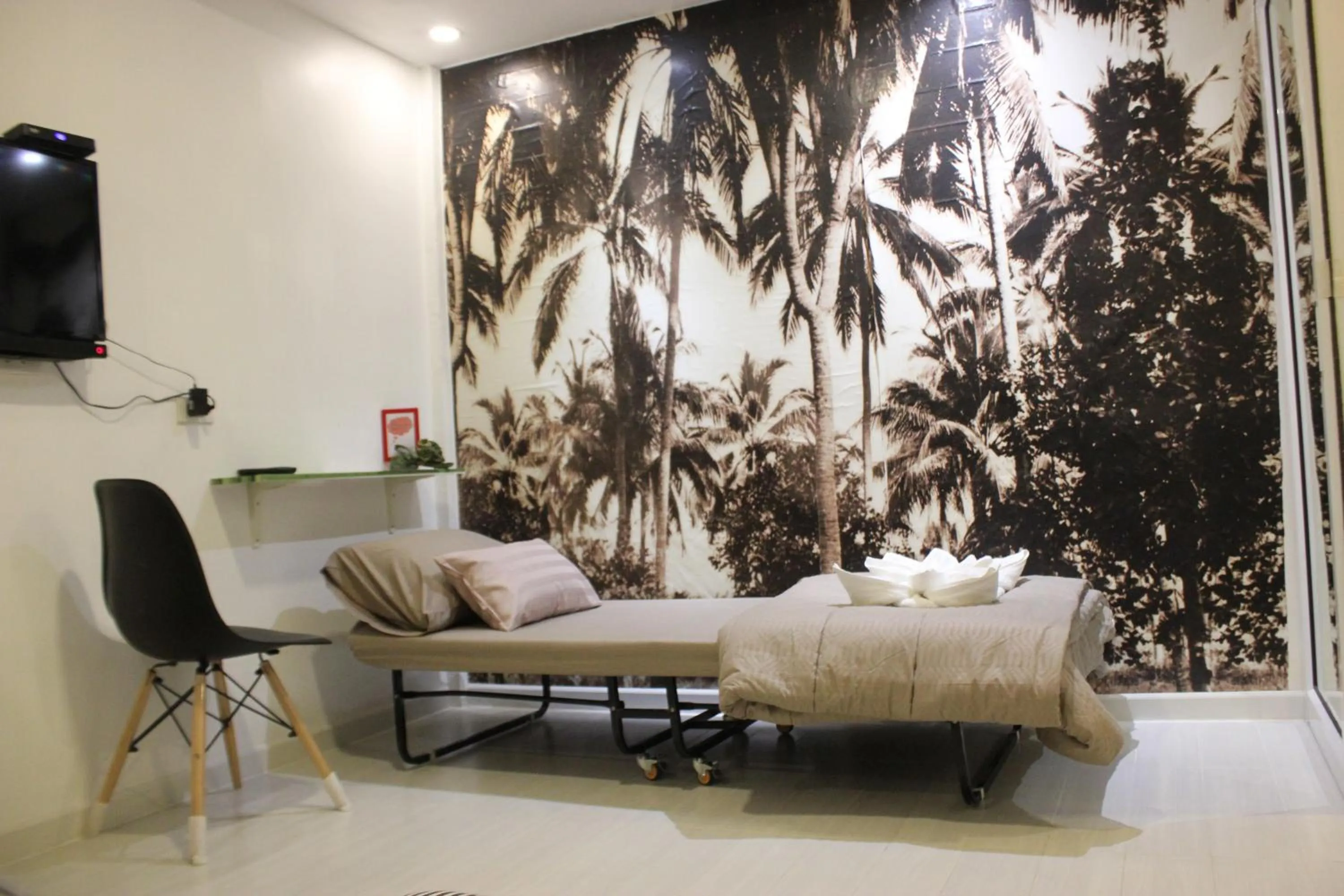 Bedroom in 1715 House - White Rhino