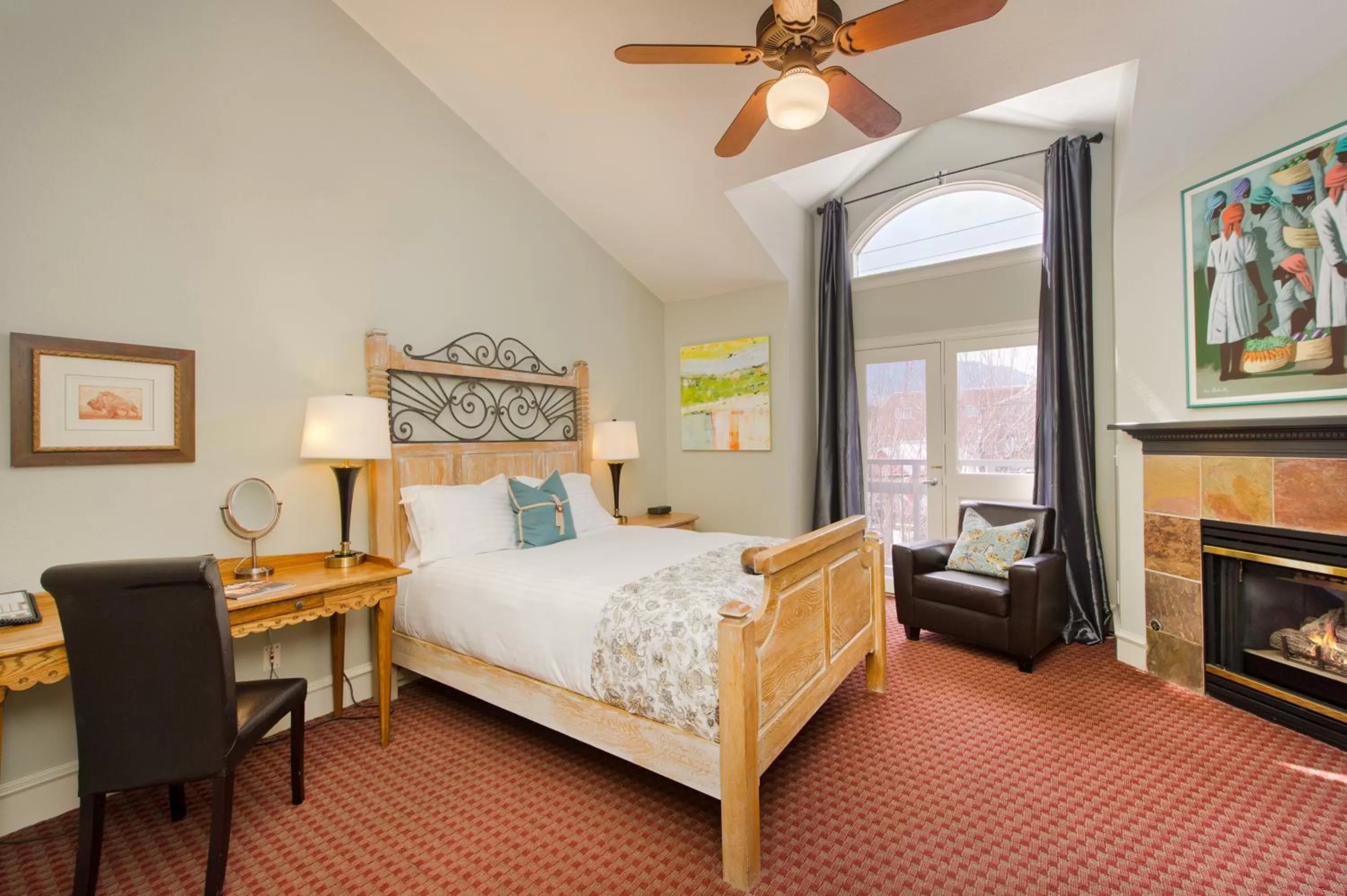 Bed in The Bradley Boulder Inn