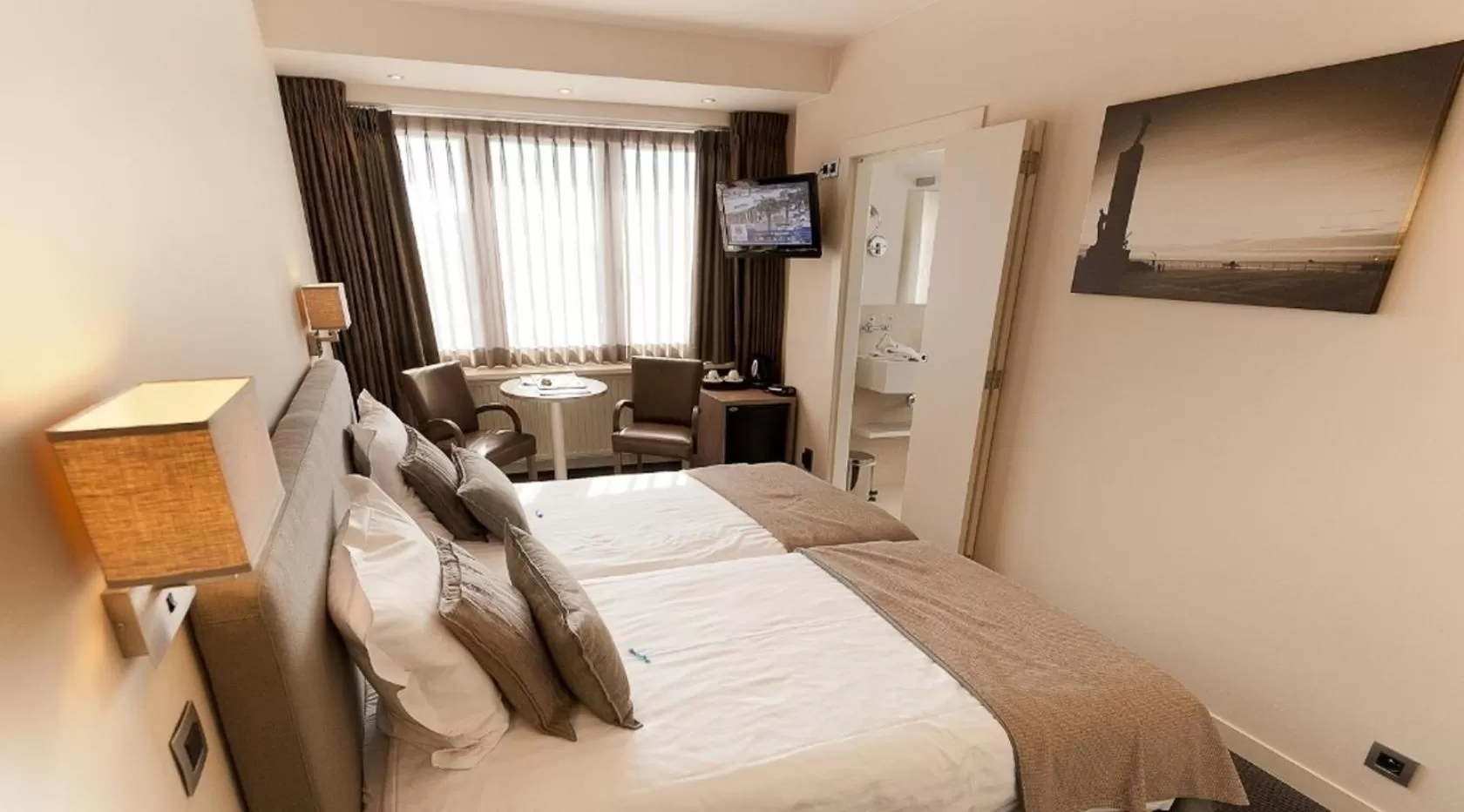 Photo of the whole room, Bed in Hotel du Bassin