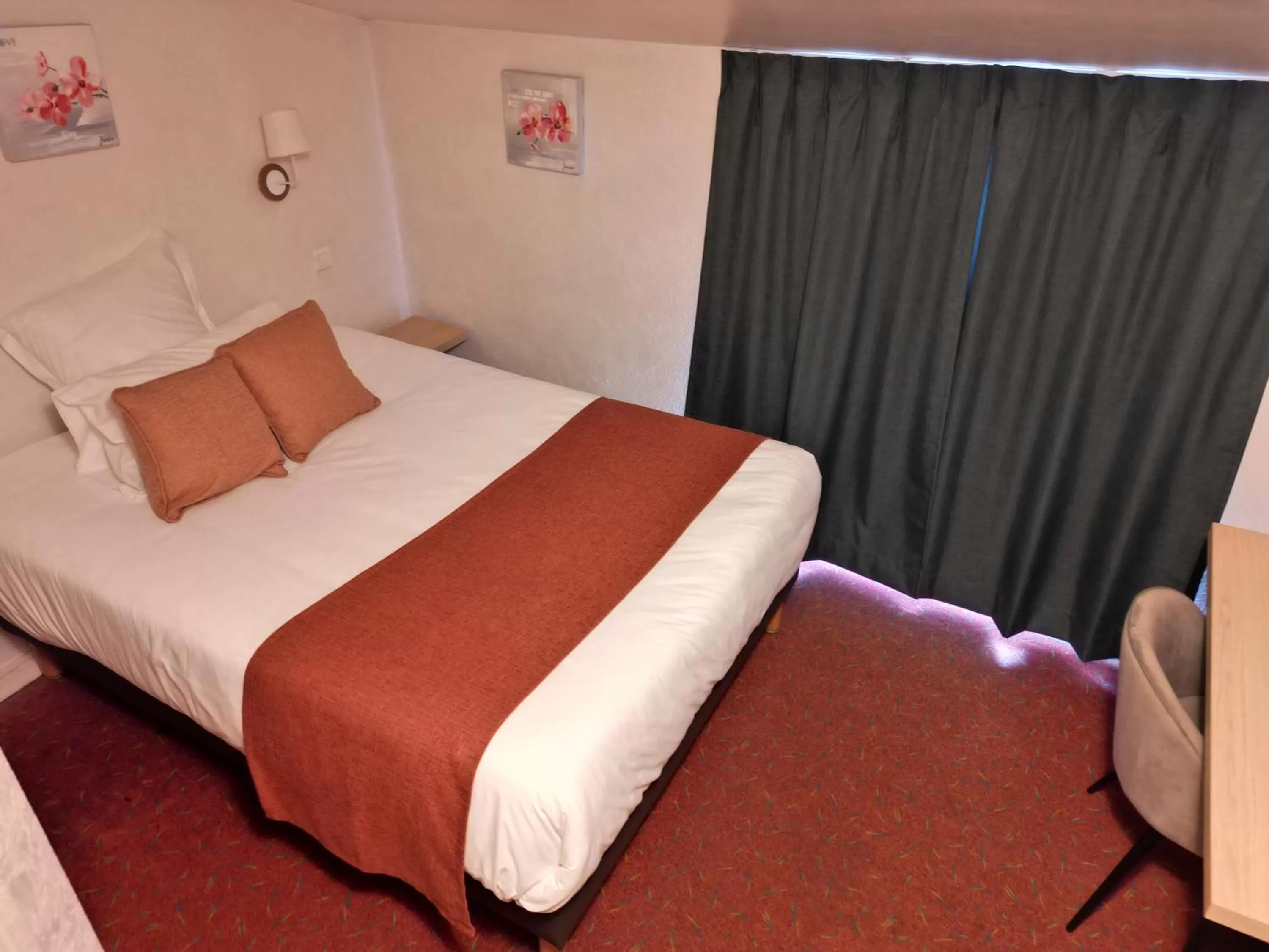 Photo of the whole room, Bed in Contact Hôtel les Platanes Villeneuve sur Lot Centre