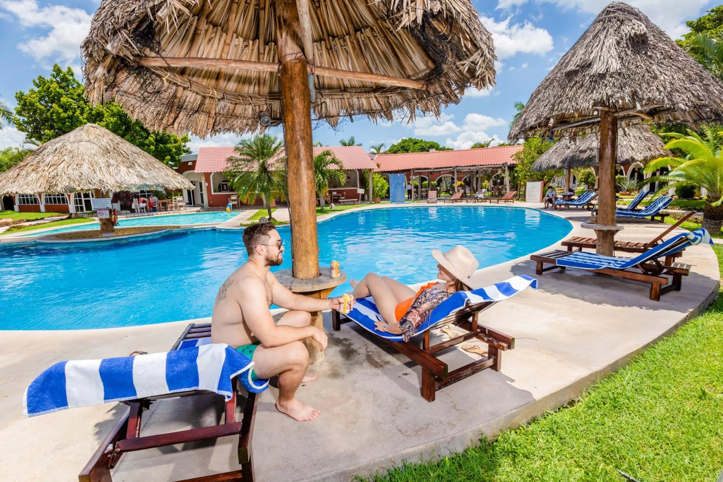 Swimming pool in Hacienda Inn Aeropuerto