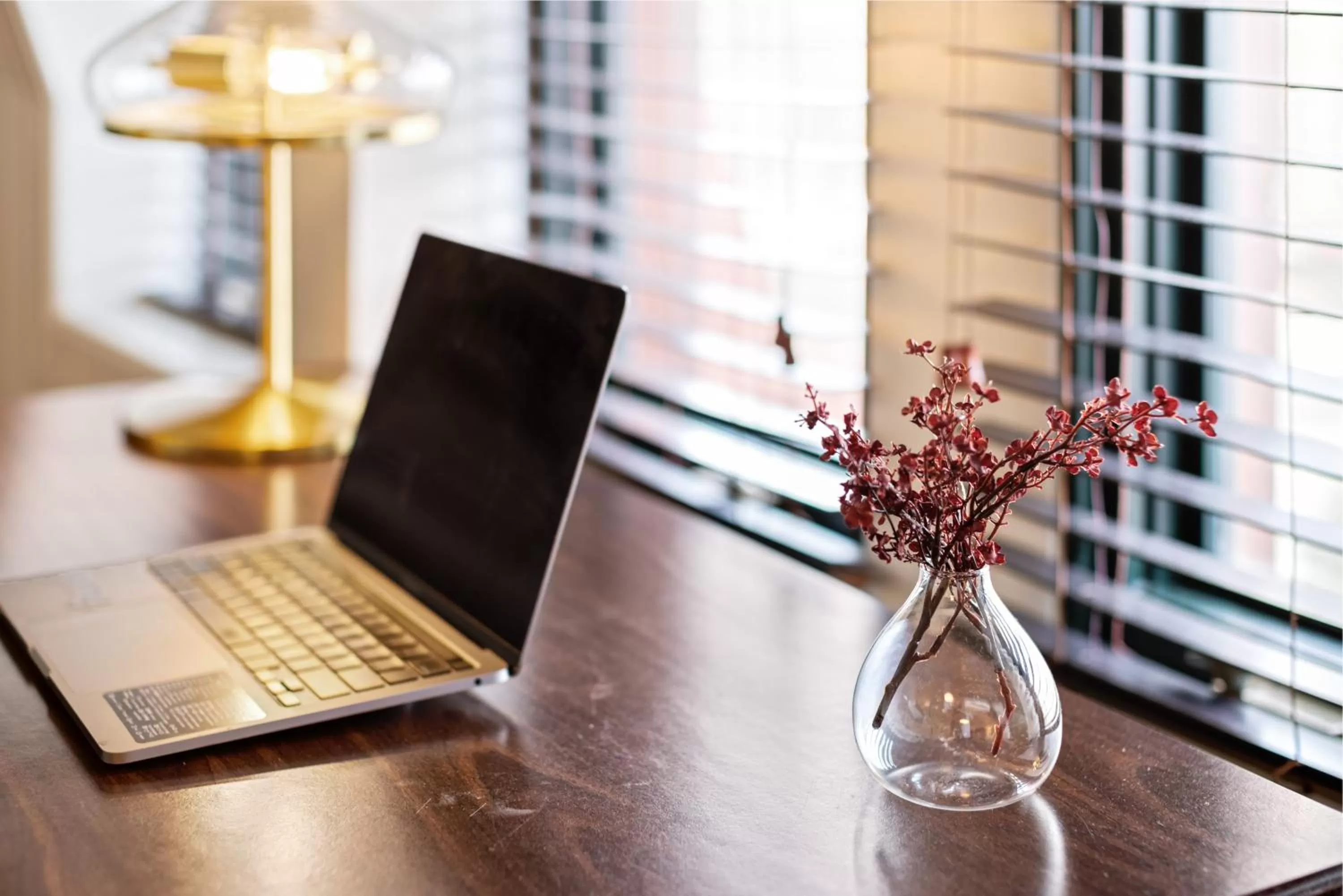 hair dresser, TV/Entertainment Center in Brexton Hotel