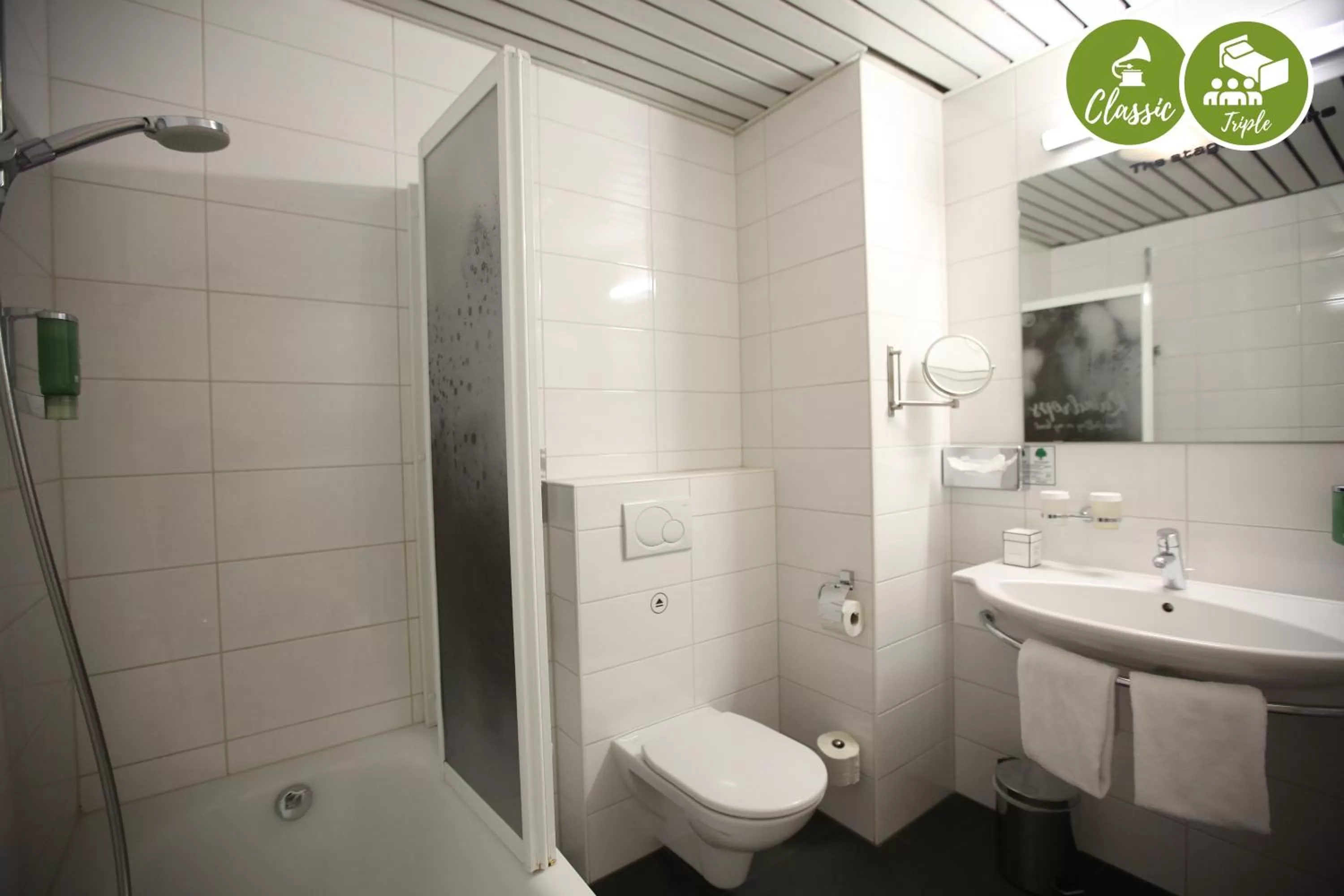 Toilet in arte Hotel Wien Stadthalle