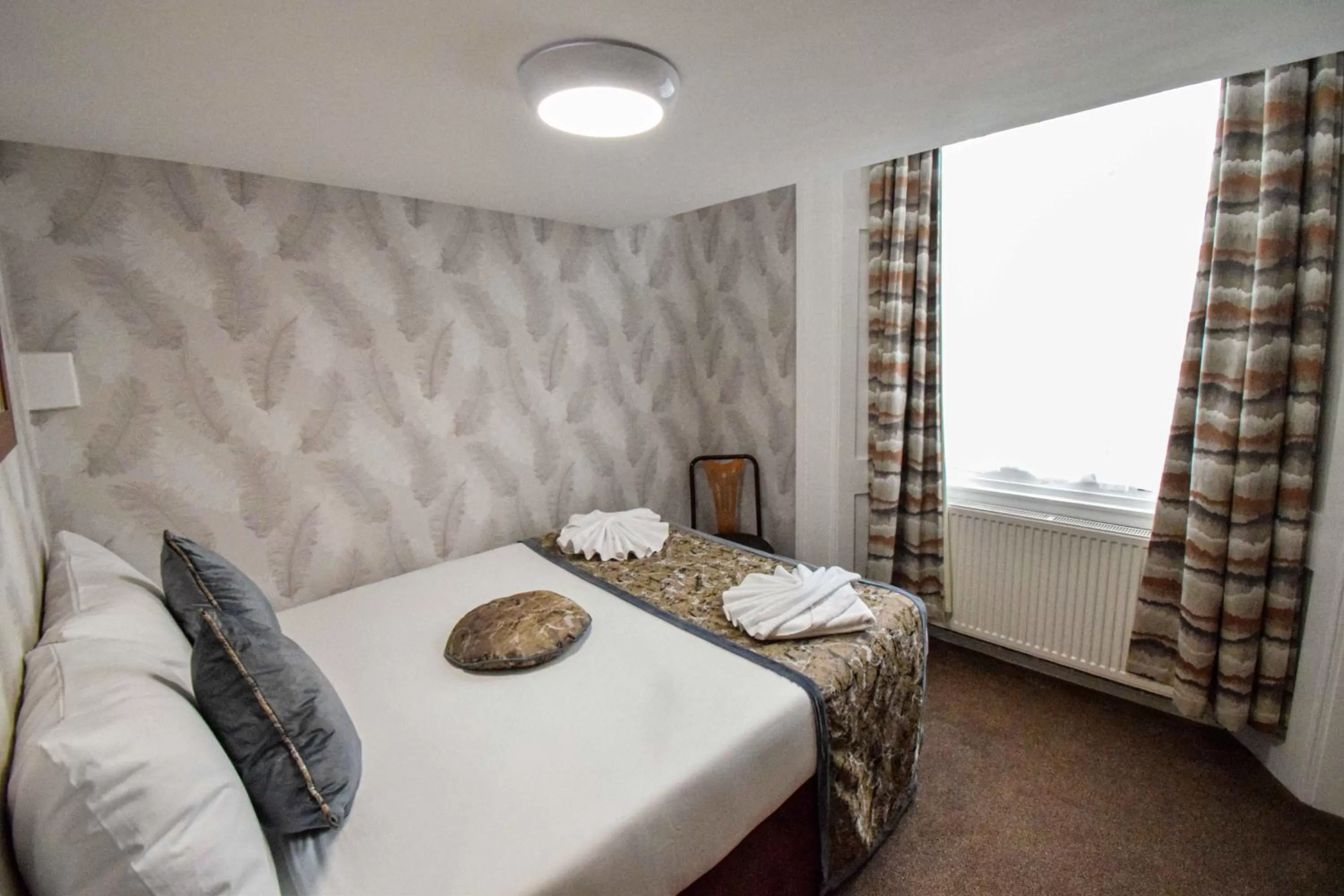 Bed in Pembridge Palace Hotel