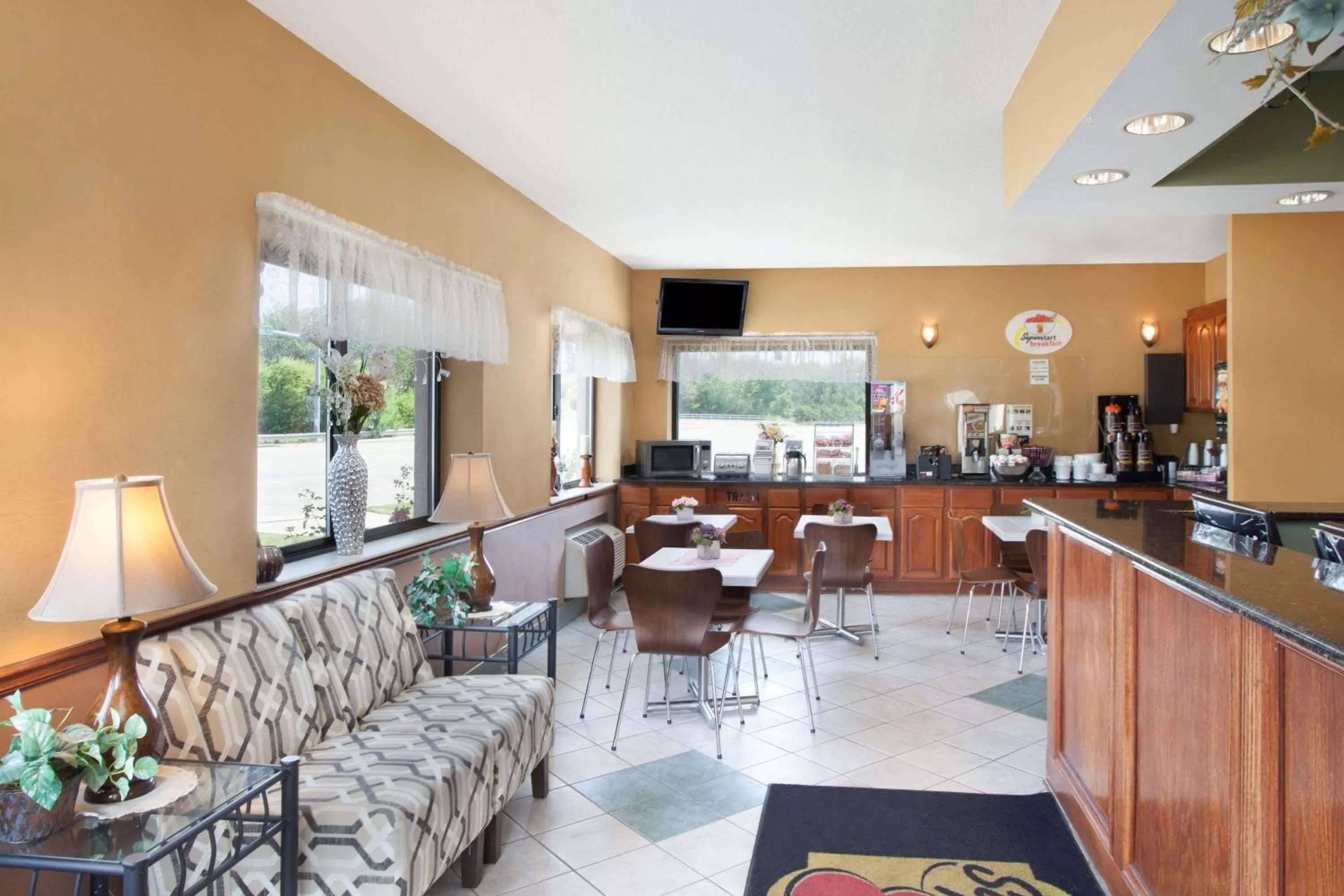 Lobby or reception in Super 8 by Wyndham Chicago/Rosemont/O'Hare/SE