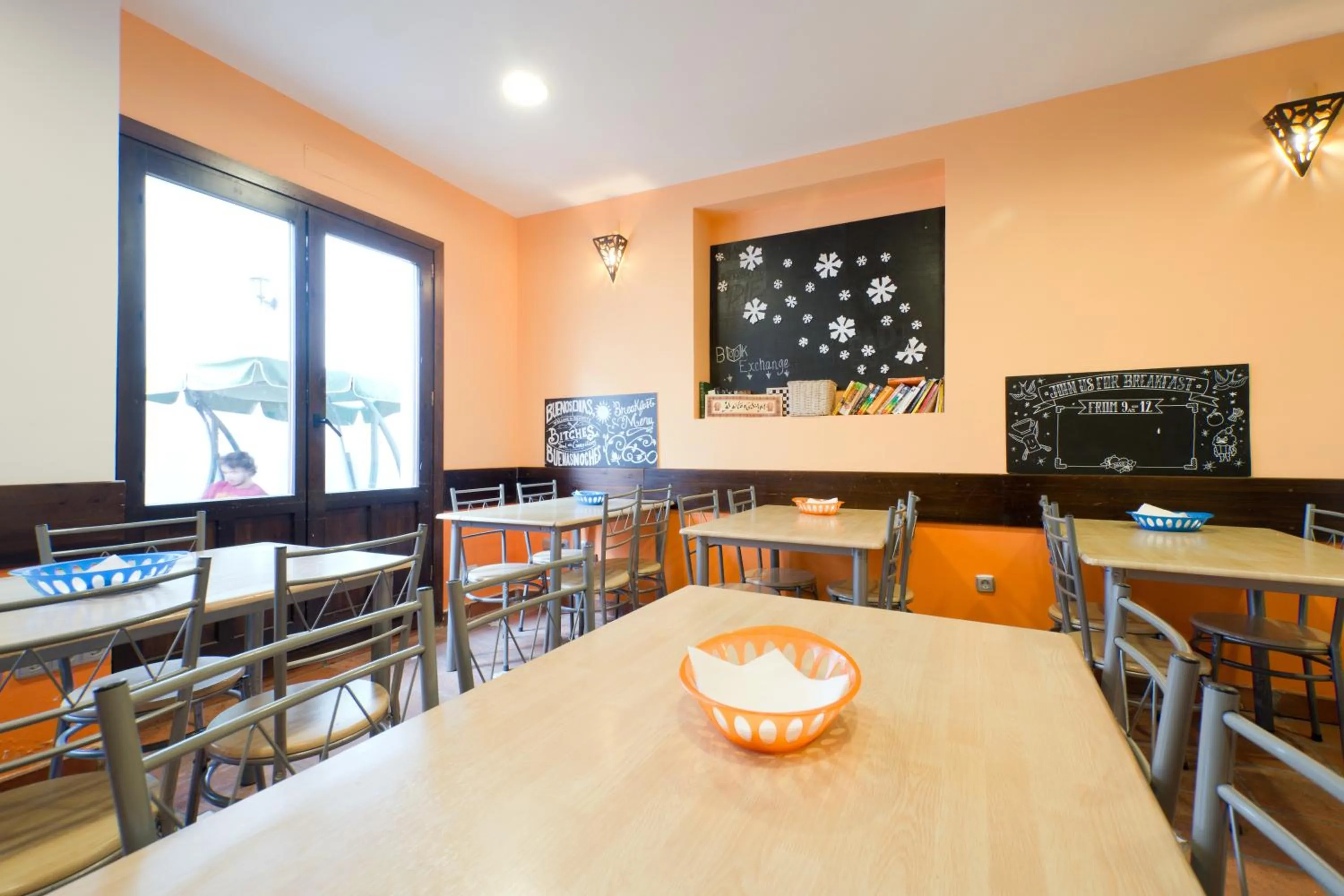 Restaurant/places to eat in Oasis Backpackers' Hostel Granada