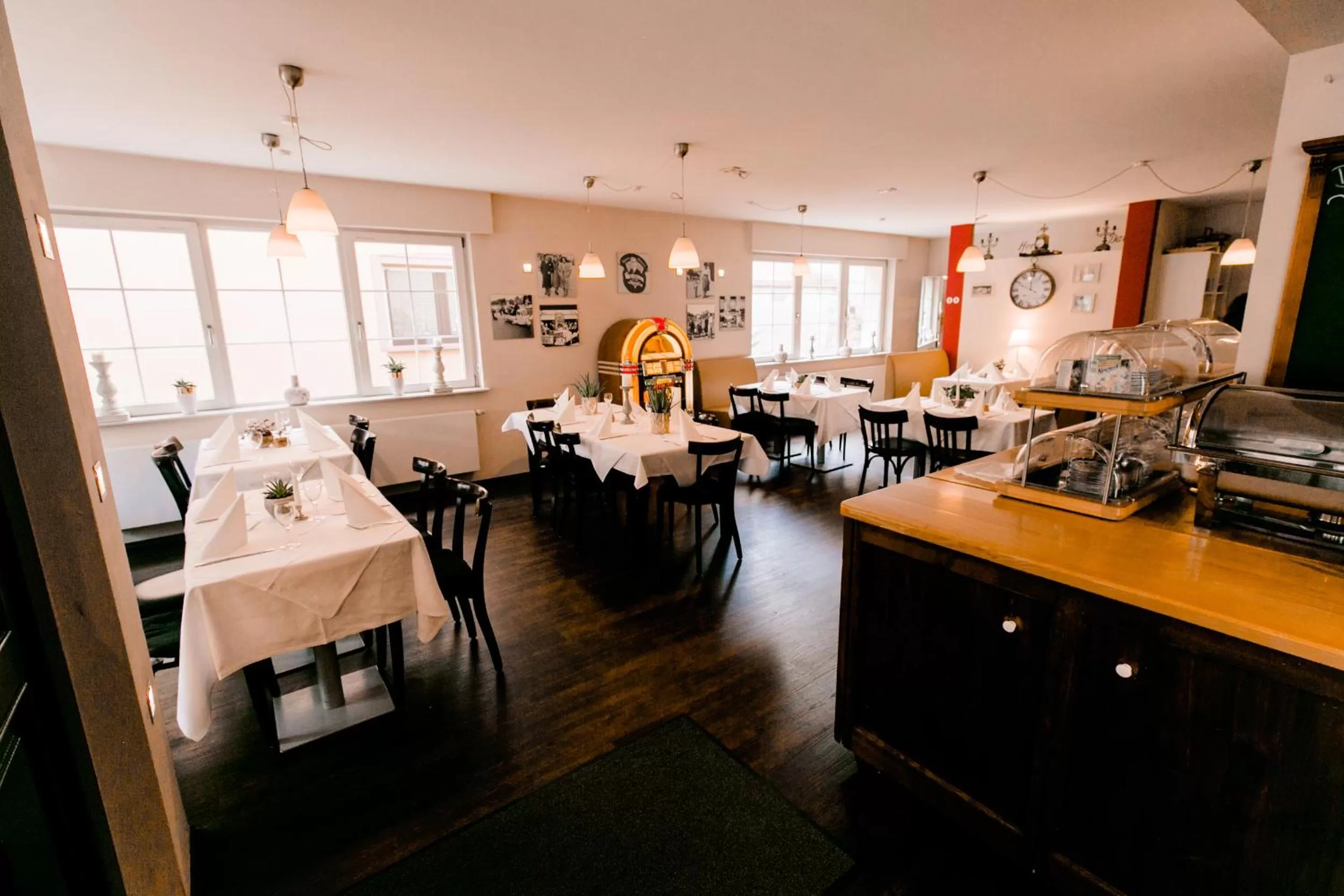 Restaurant/places to eat in Burgers Hotel