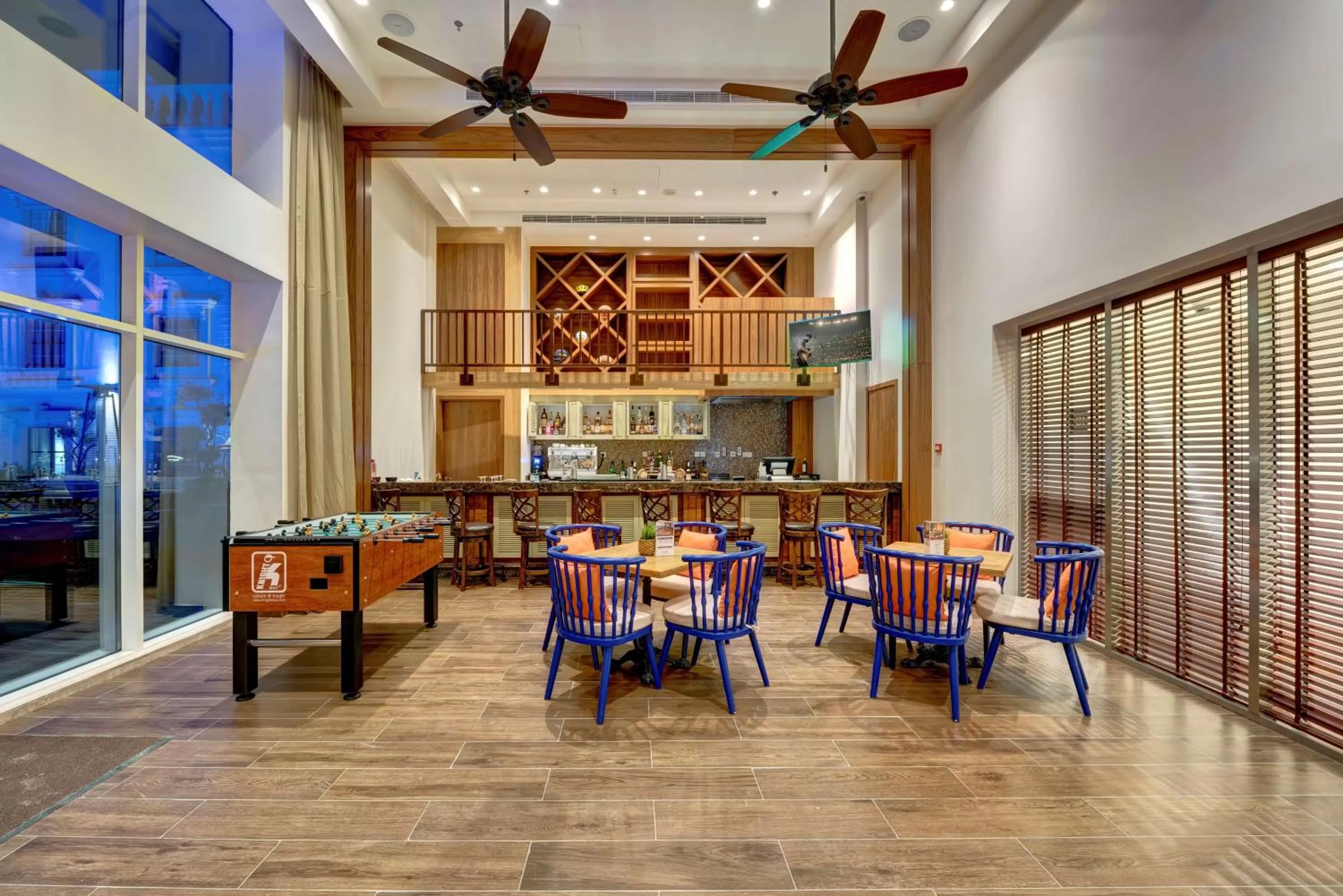 Lounge or bar in Radisson Blu Hotel, Ajman