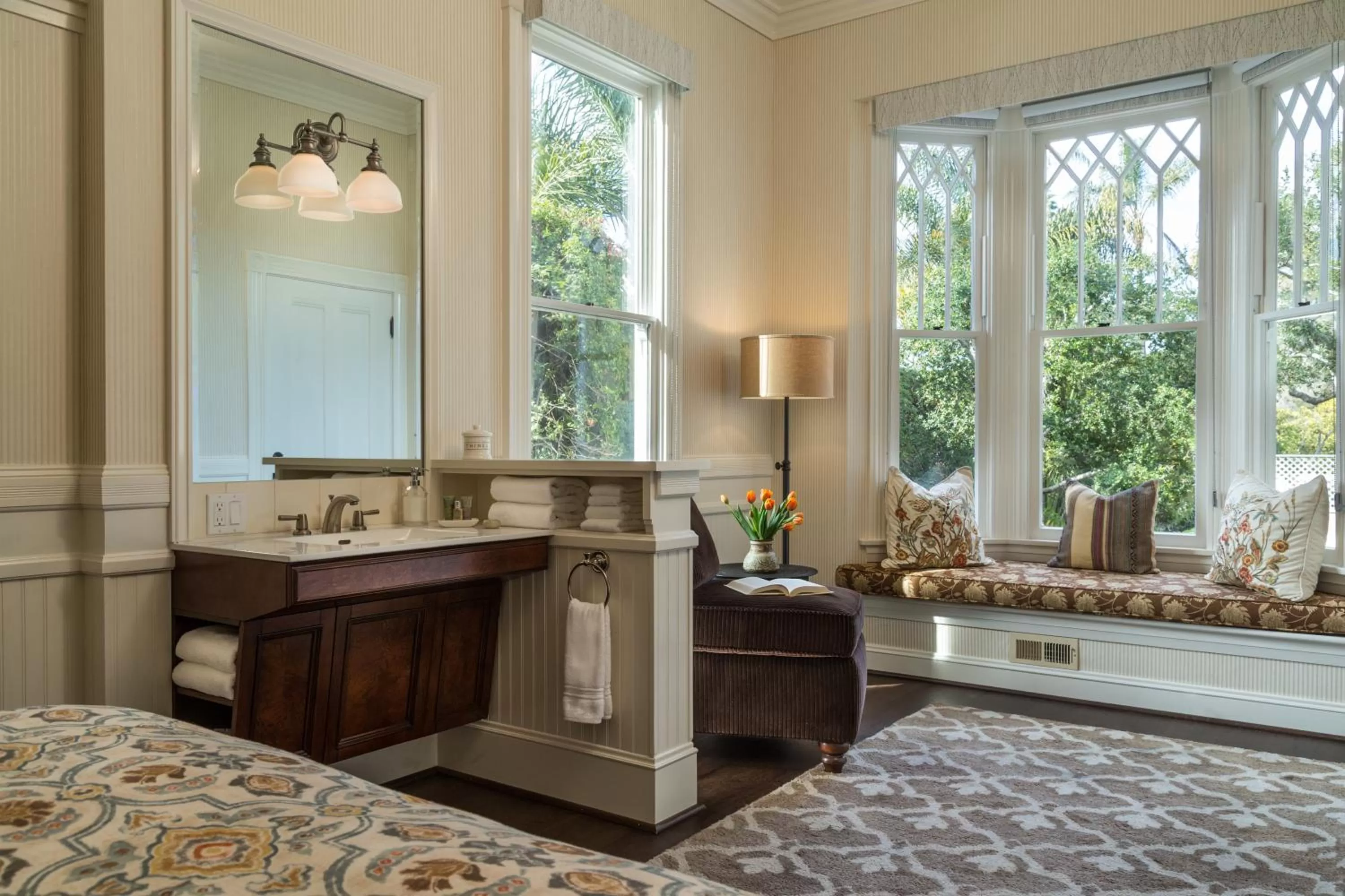 Garden view, Kitchen/Kitchenette in Cheshire Cat Inn & Cottages