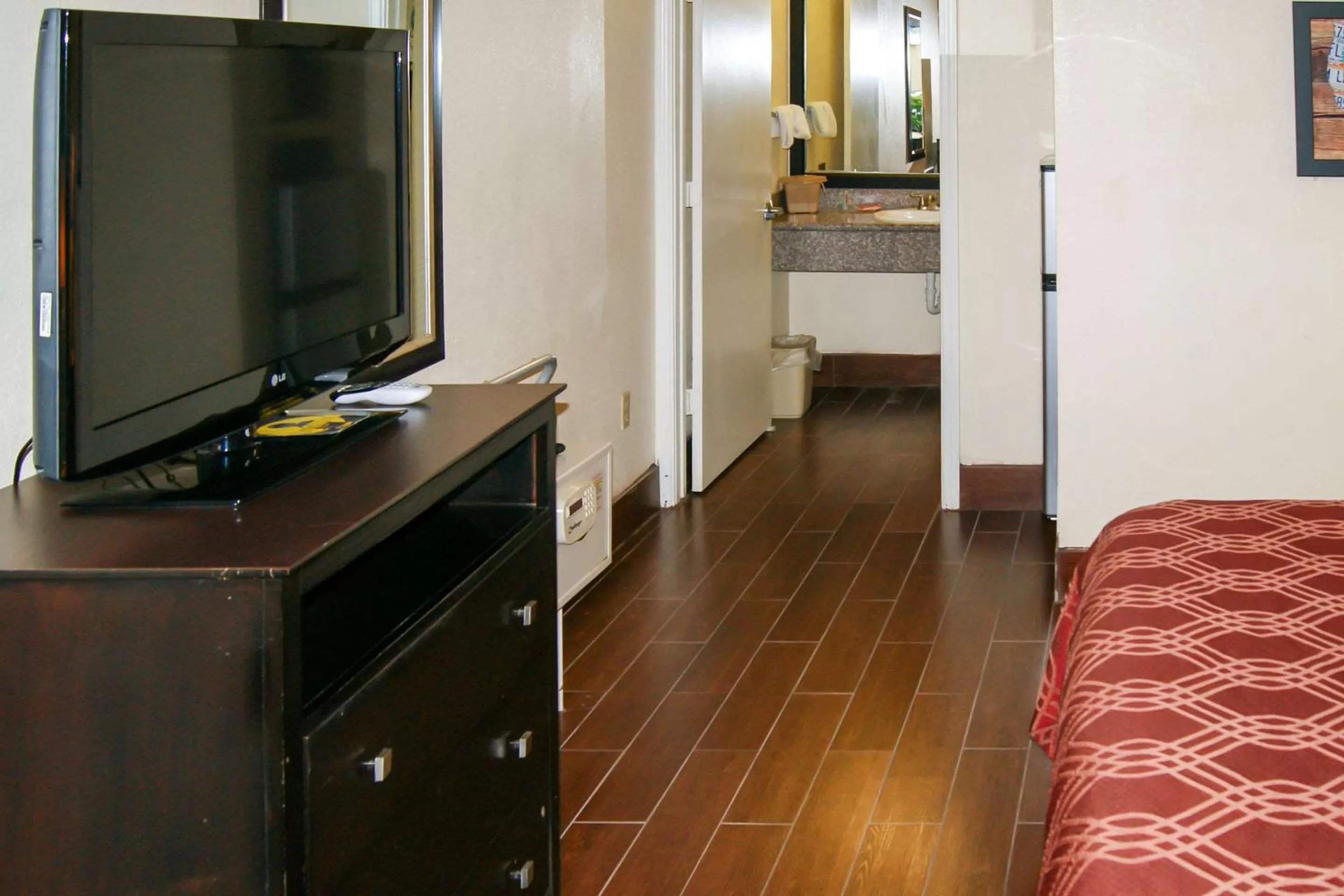 Photo of the whole room, Bed in Econo Lodge Inn & Suites West - Energy Corridor