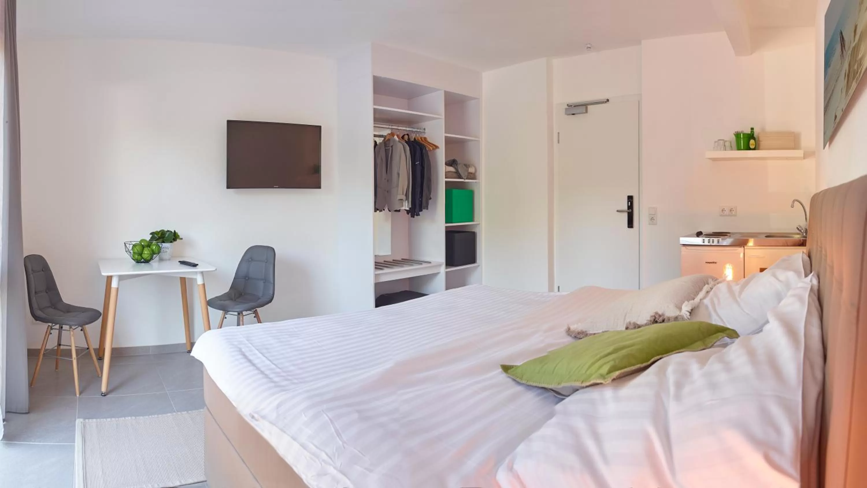 Photo of the whole room, Bed in City Hotel ApartW3 - kostenlos parken