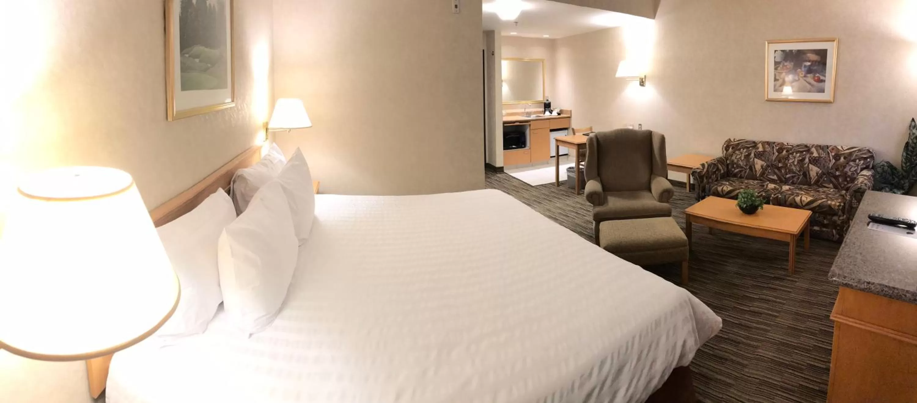Bed in Humphry Inn and Suites