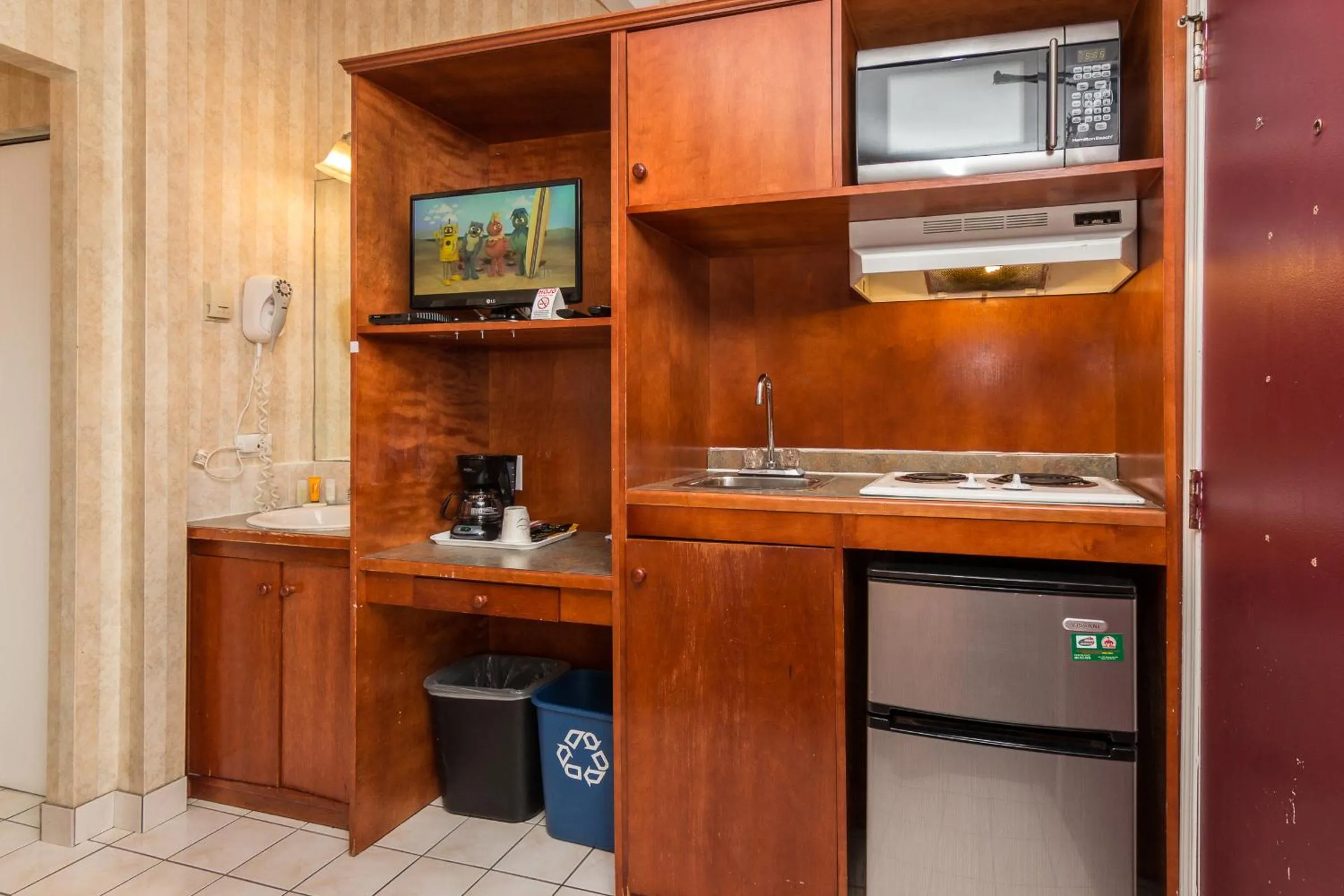 Kitchen or kitchenette in Canadas Best Value Inn Chinook Station